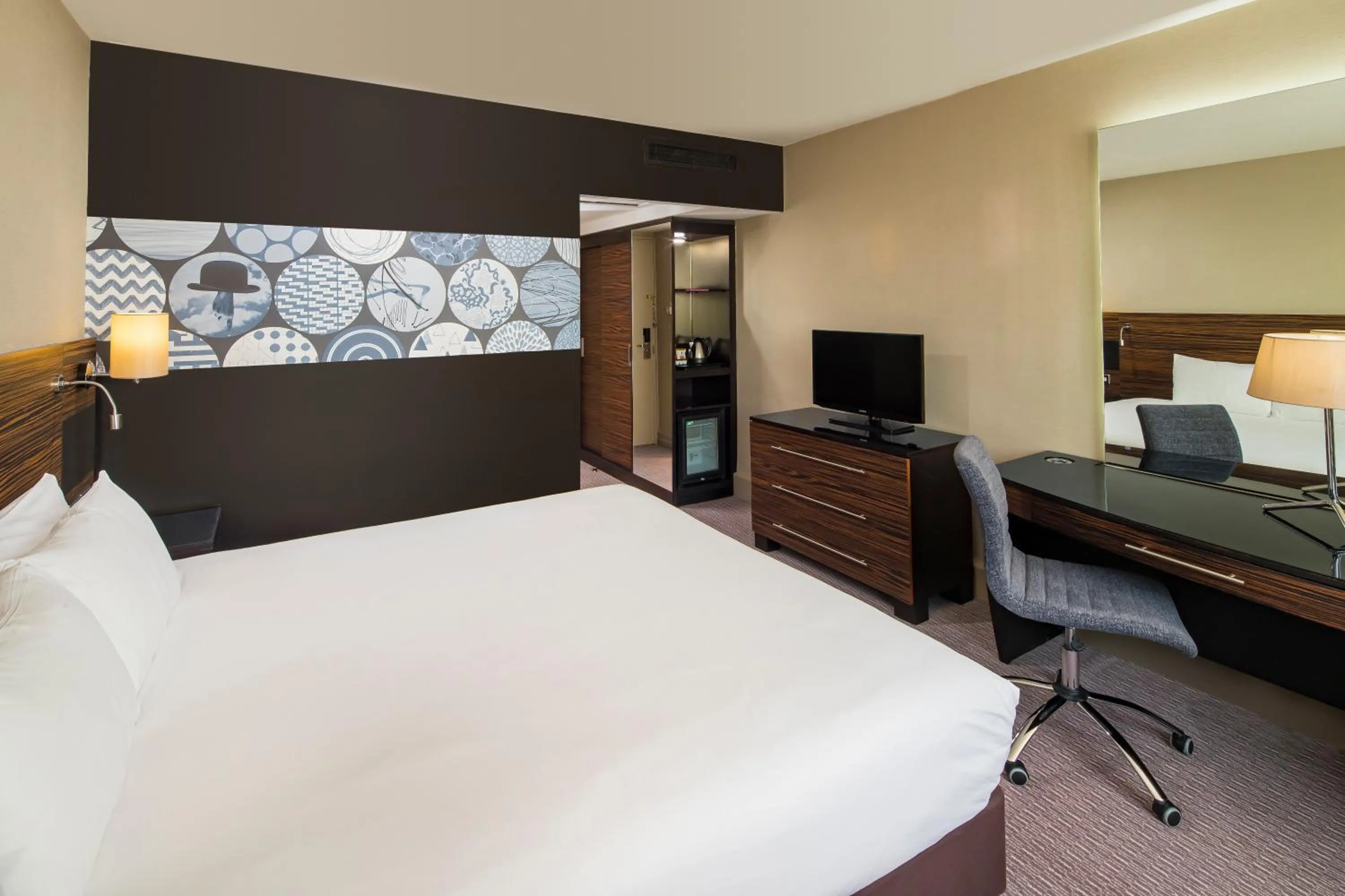 TV and multimedia, Bed in Crowne Plaza Glasgow by IHG