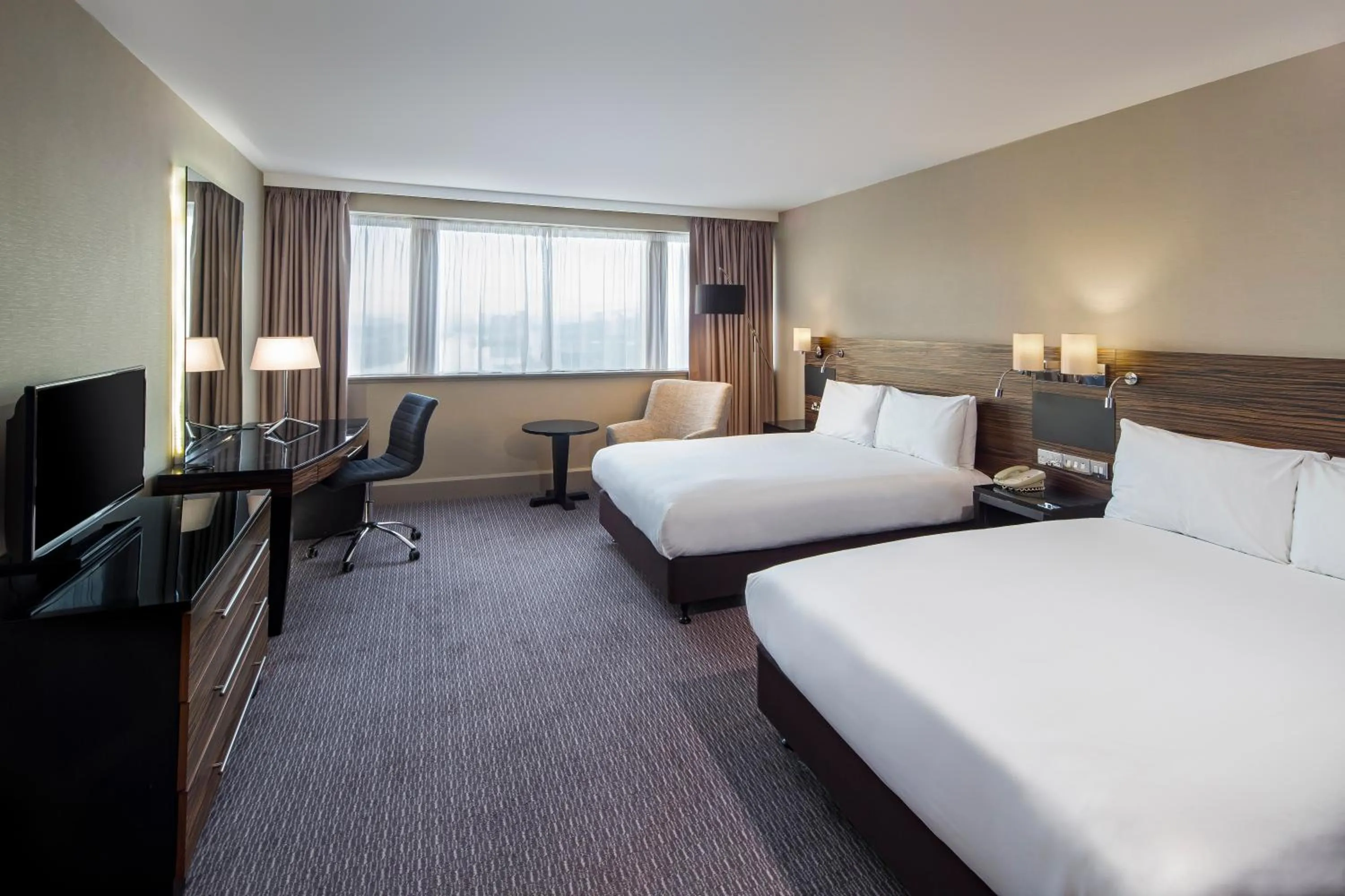 View (from property/room), Bed in Crowne Plaza Glasgow by IHG