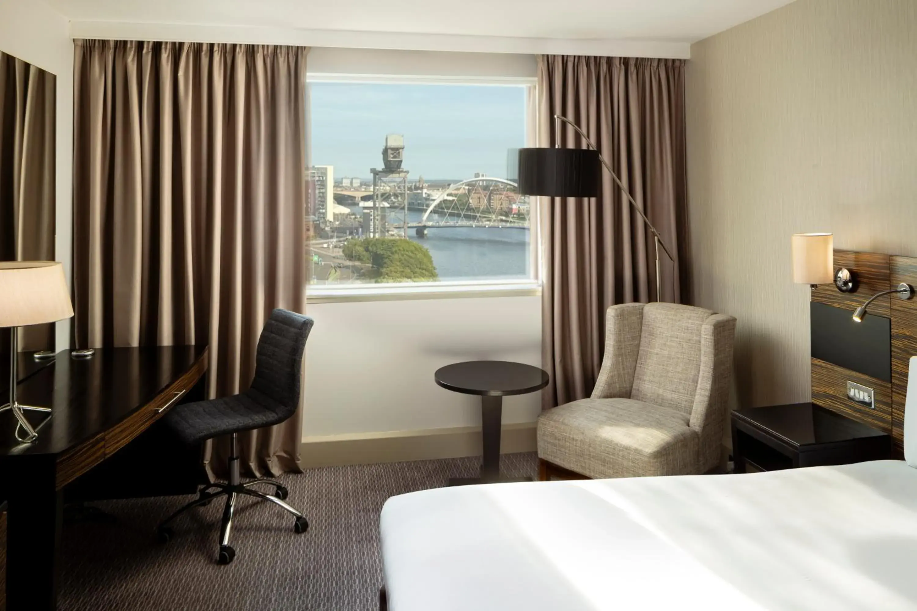 Standard Queen Room with River View in Crowne Plaza Glasgow by IHG Standard Queen Room with River View in Crowne Plaza Glasgow by IHG