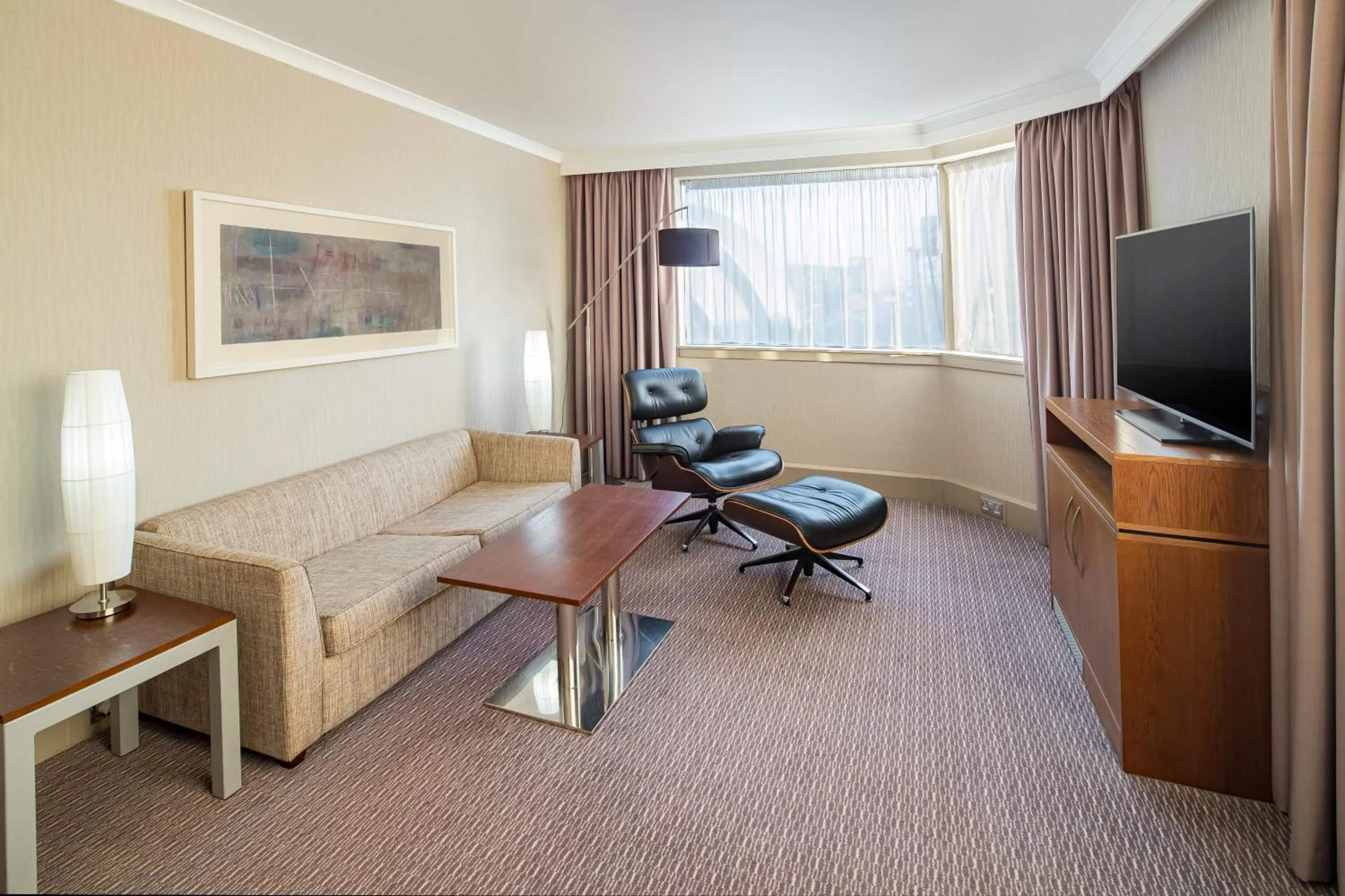 Living room in Crowne Plaza Glasgow by IHG