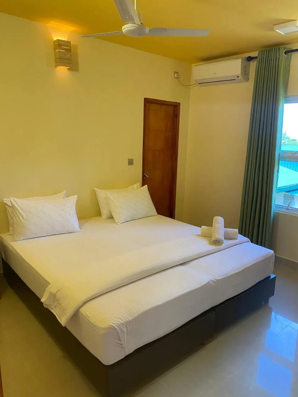 Photo of the whole room, Bed in White Sand Inn