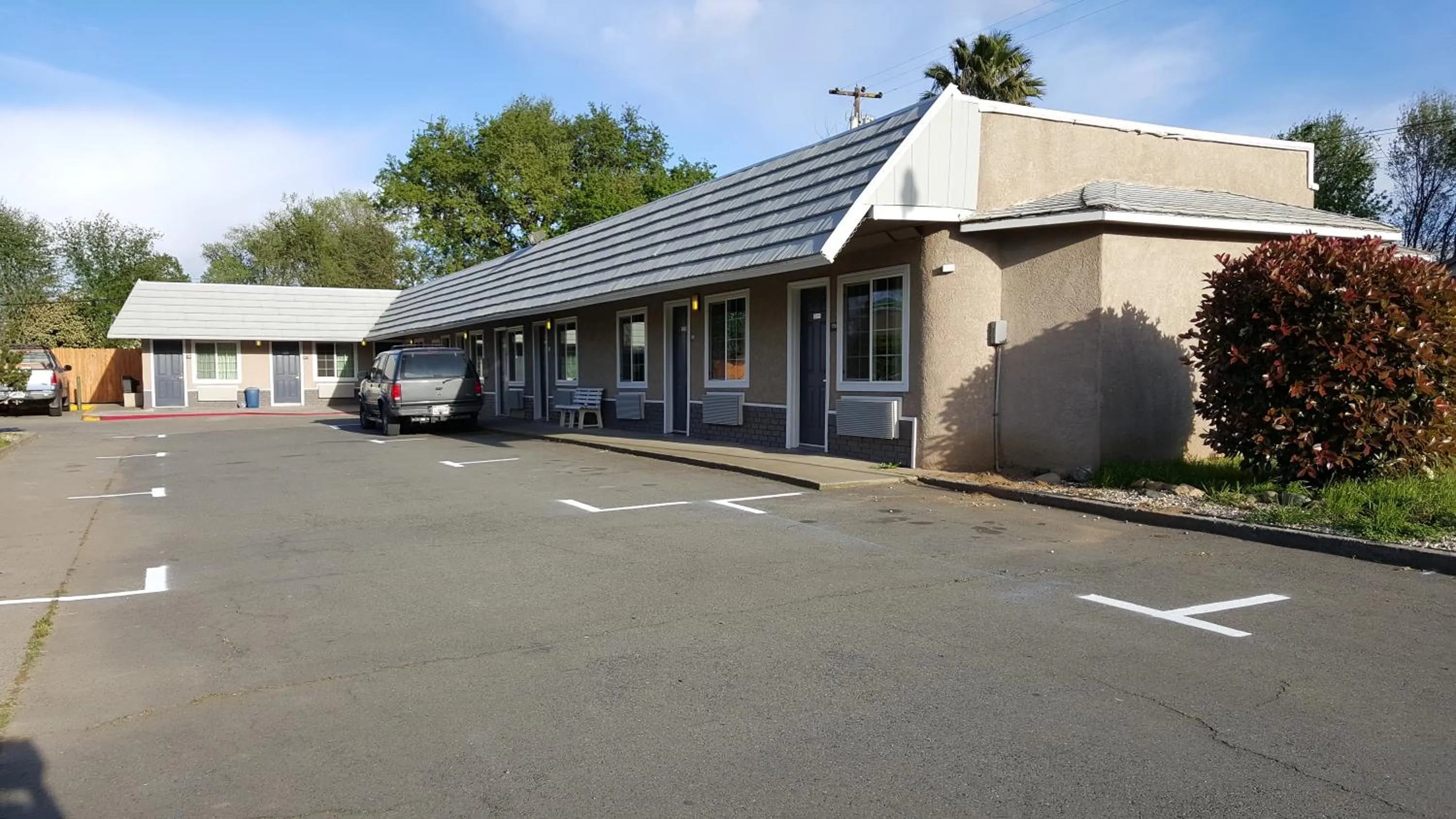 Facade/entrance in Pacific Motel