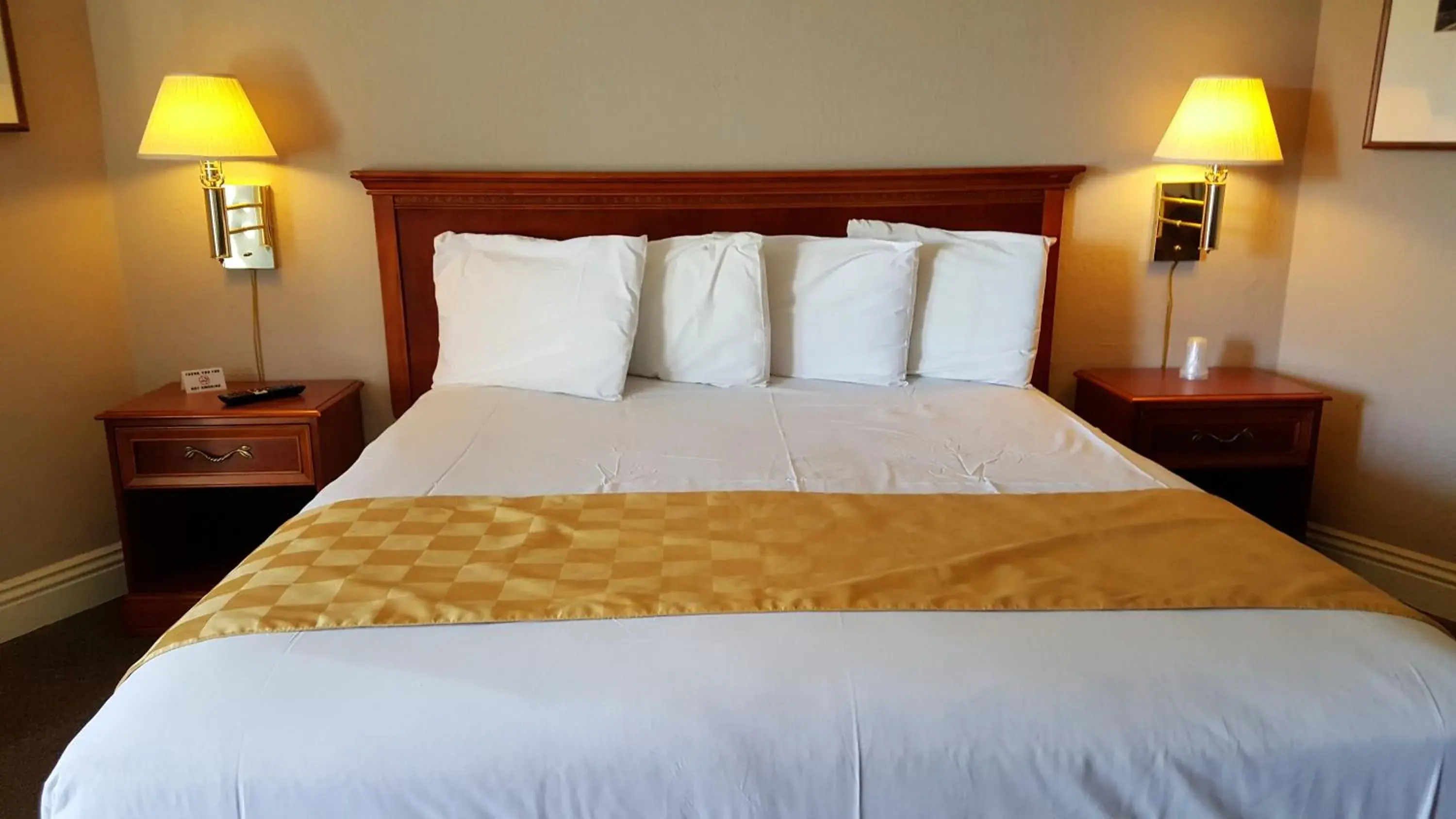 Deluxe King Room in Pacific Motel Deluxe King Room in Pacific Motel