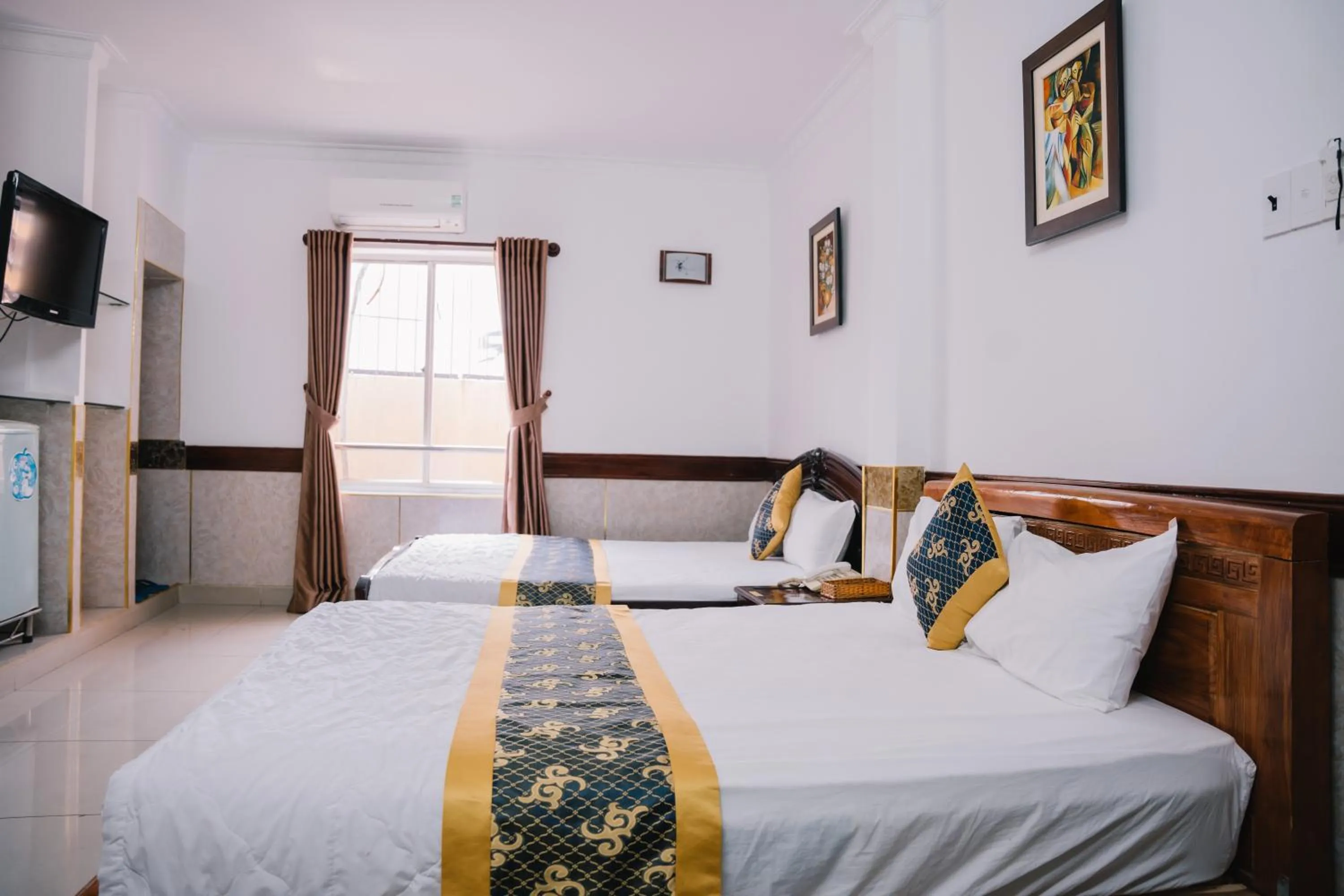 Living room, Bed in HUNG HUONG HOTEL