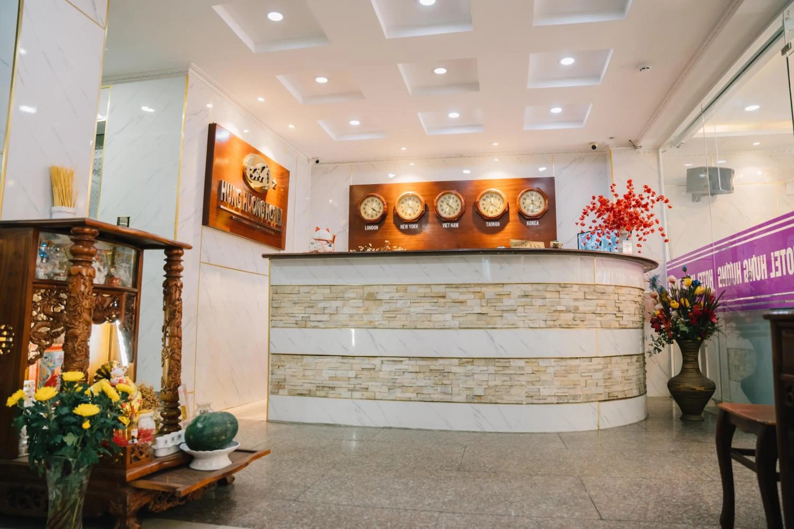 Lobby or reception in HUNG HUONG HOTEL
