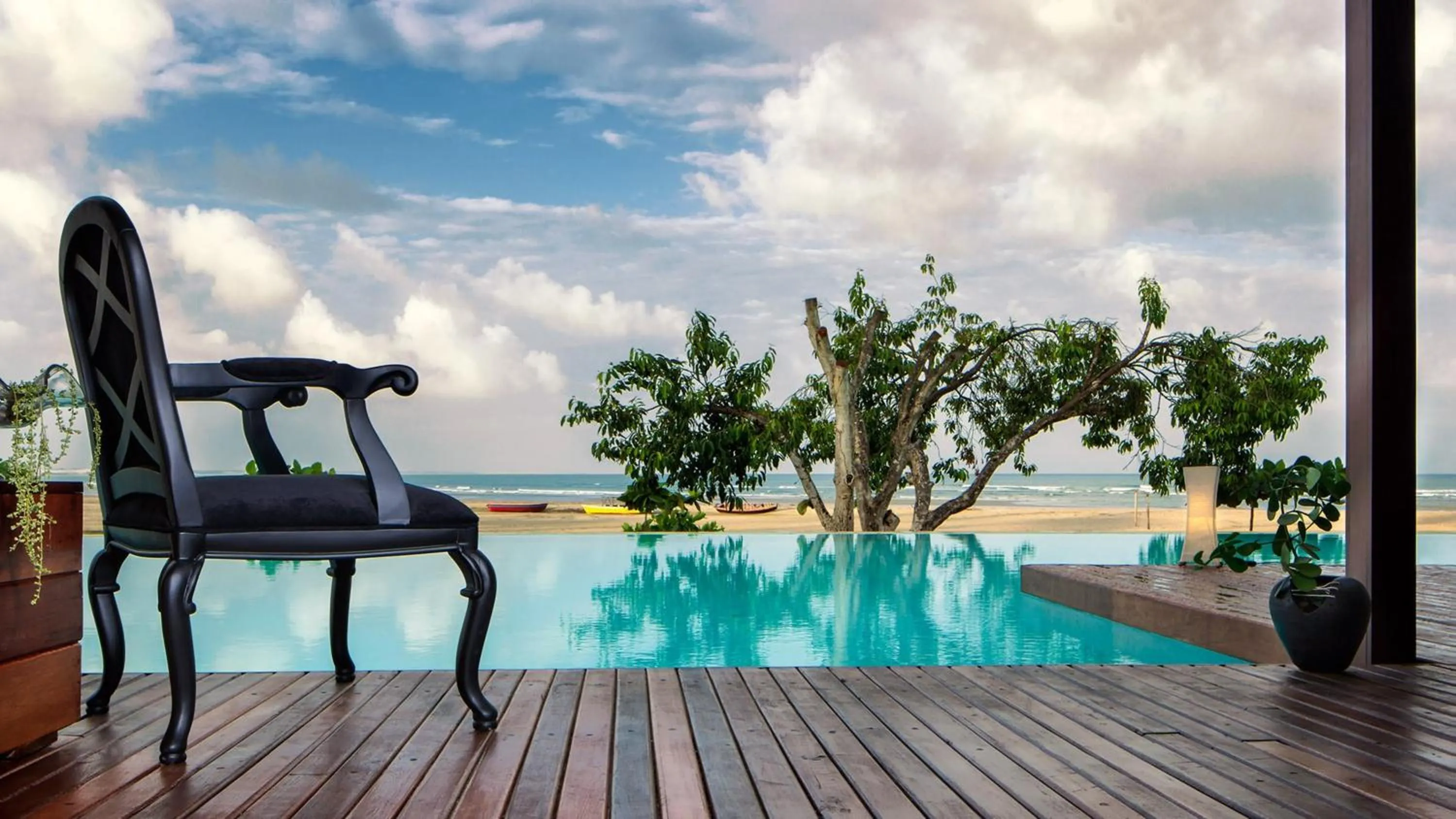 Swimming pool in Essenza Hotel