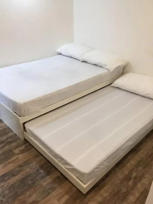 Bed in Renovated 2br 2tb Wifi/Netflix very near Mall QC