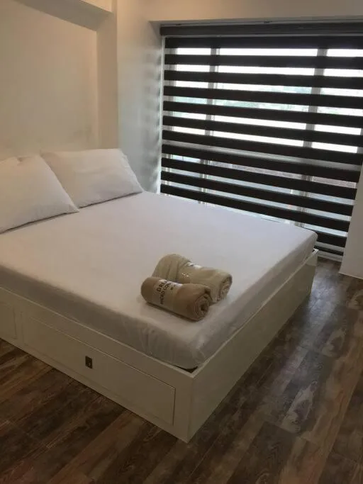 Bed in Renovated 2br 2tb Wifi/Netflix very near Mall QC