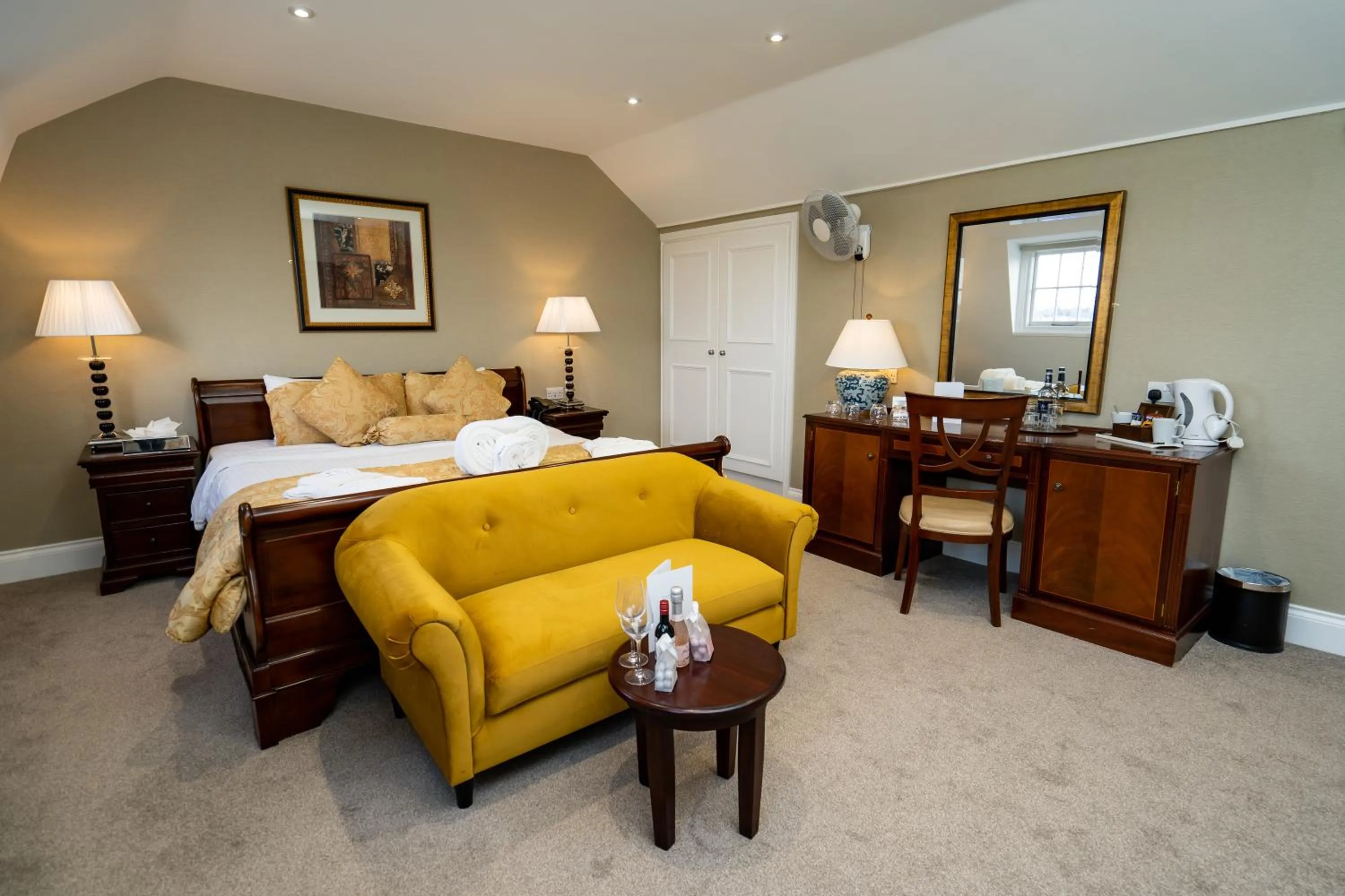 Seating area, Bed in The Clarendon Hotel