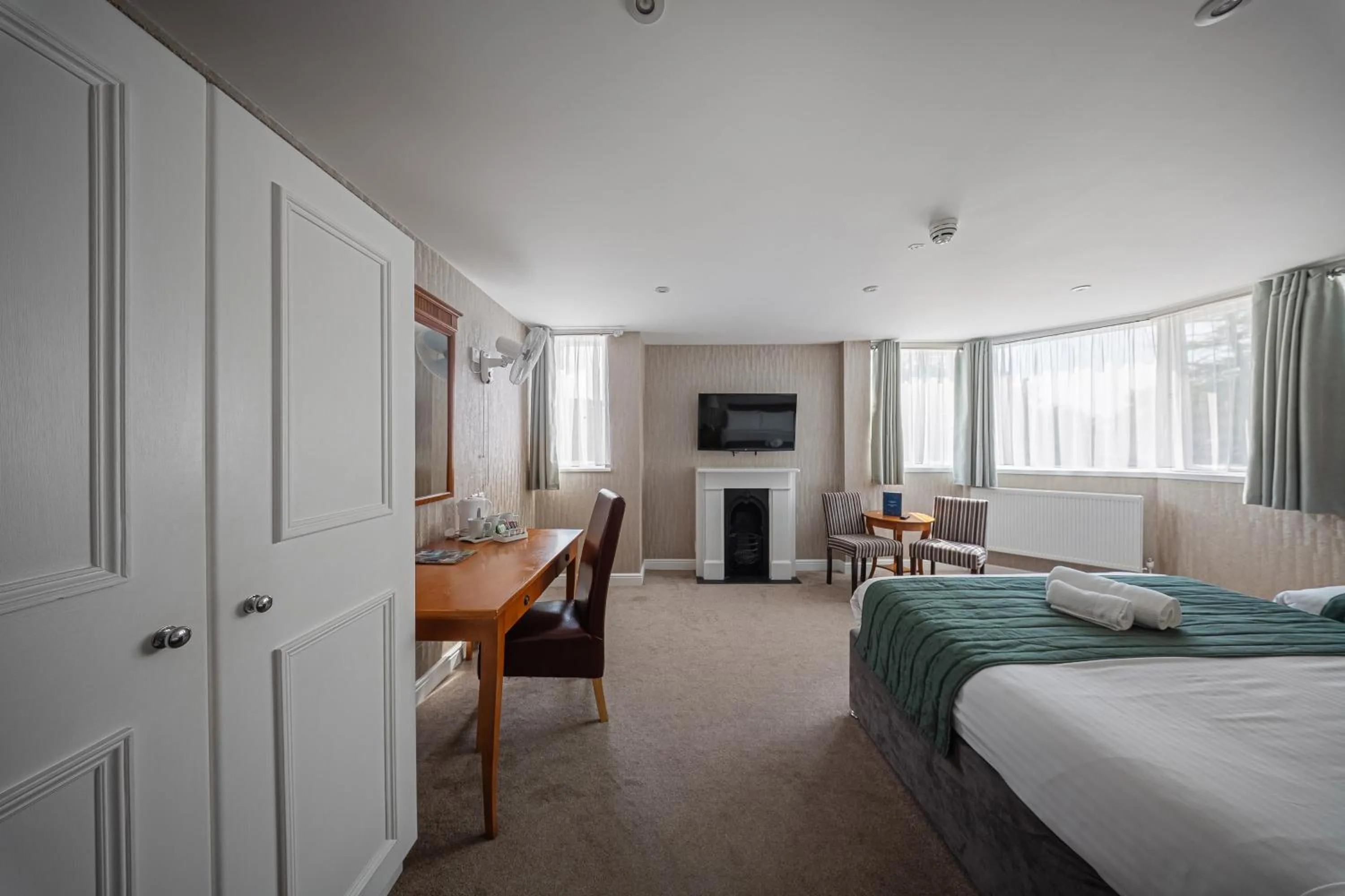 Bedroom, Bed in The Clarendon Hotel