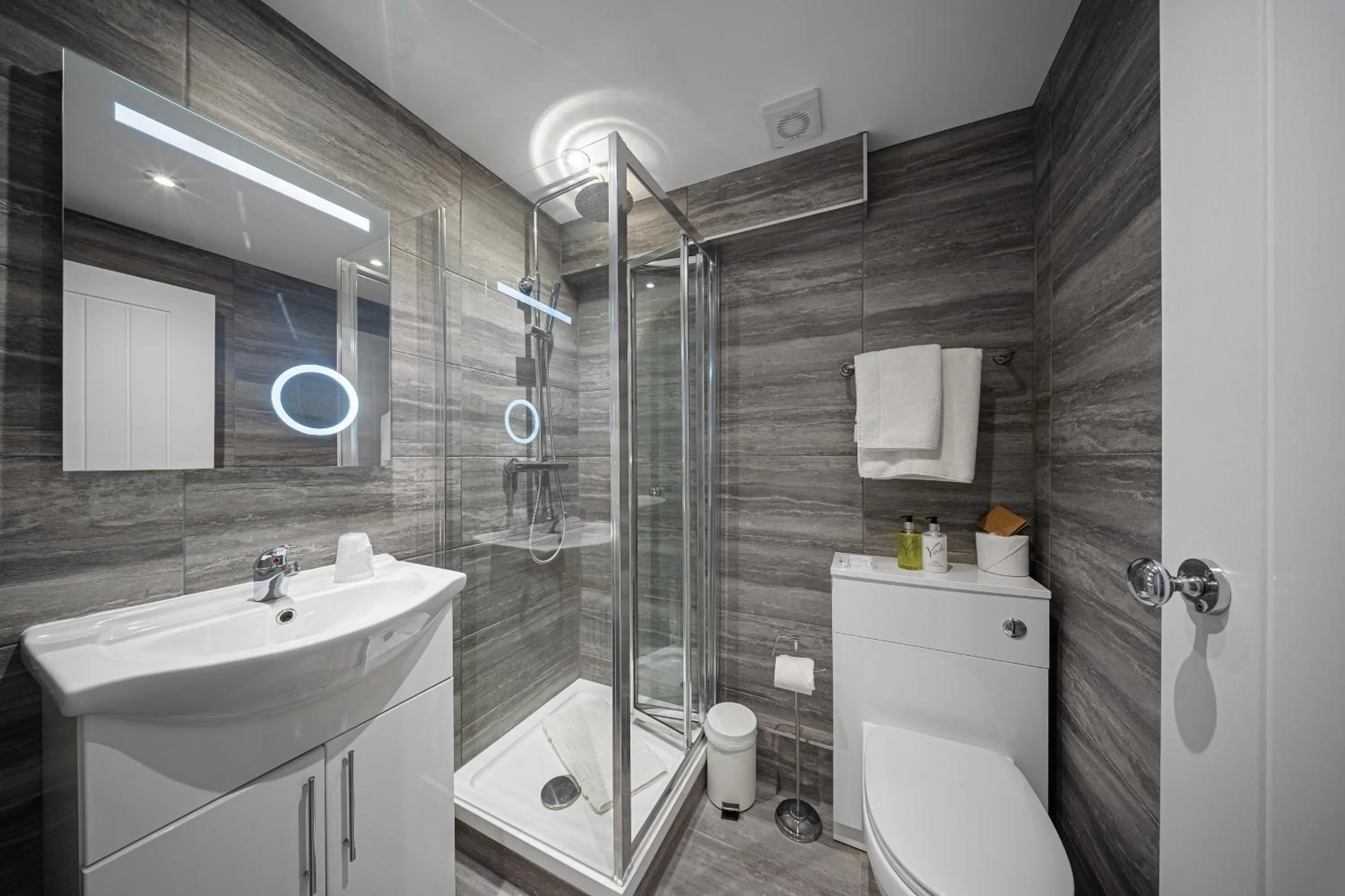 Shower in The Clarendon Hotel