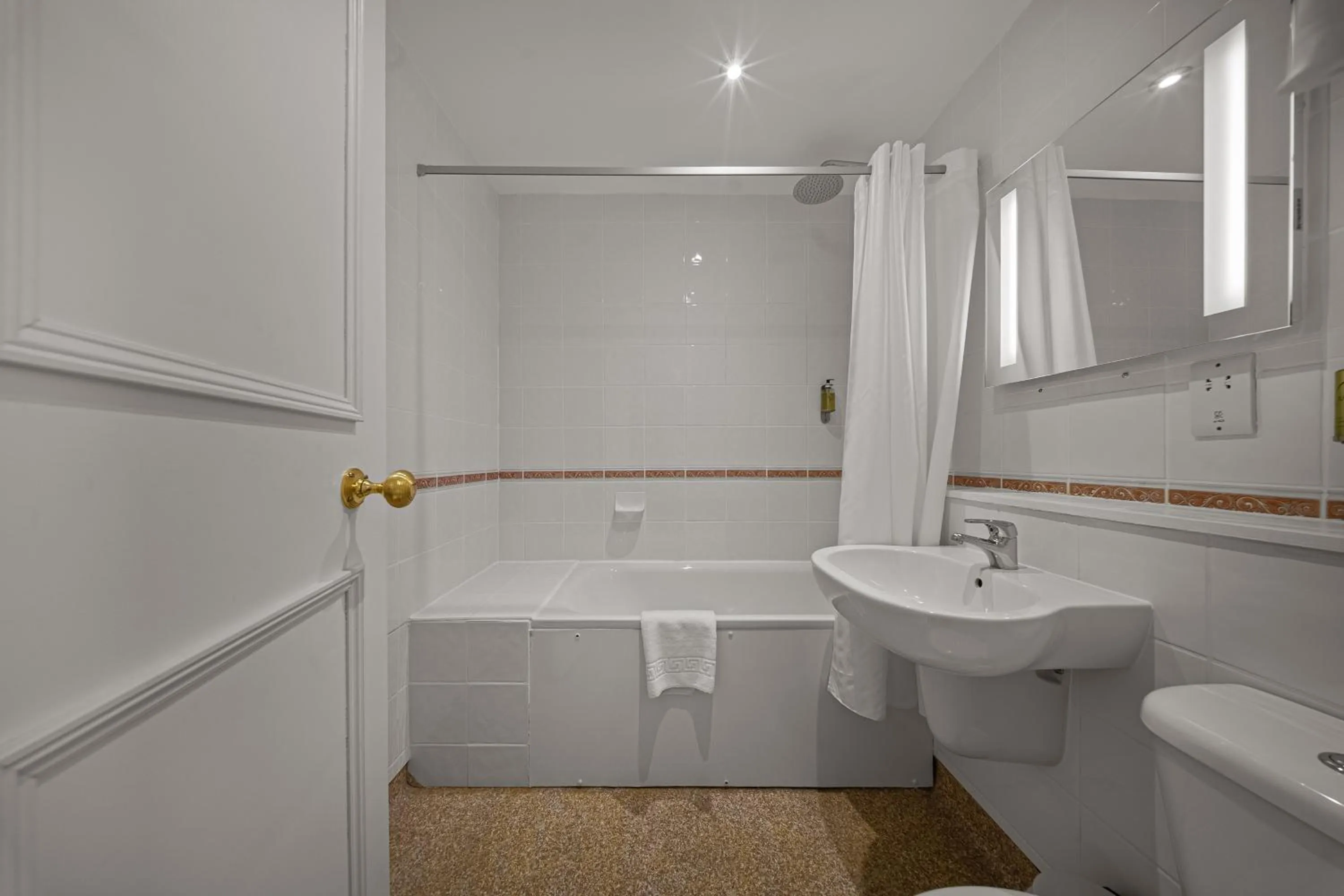 Shower in The Clarendon Hotel