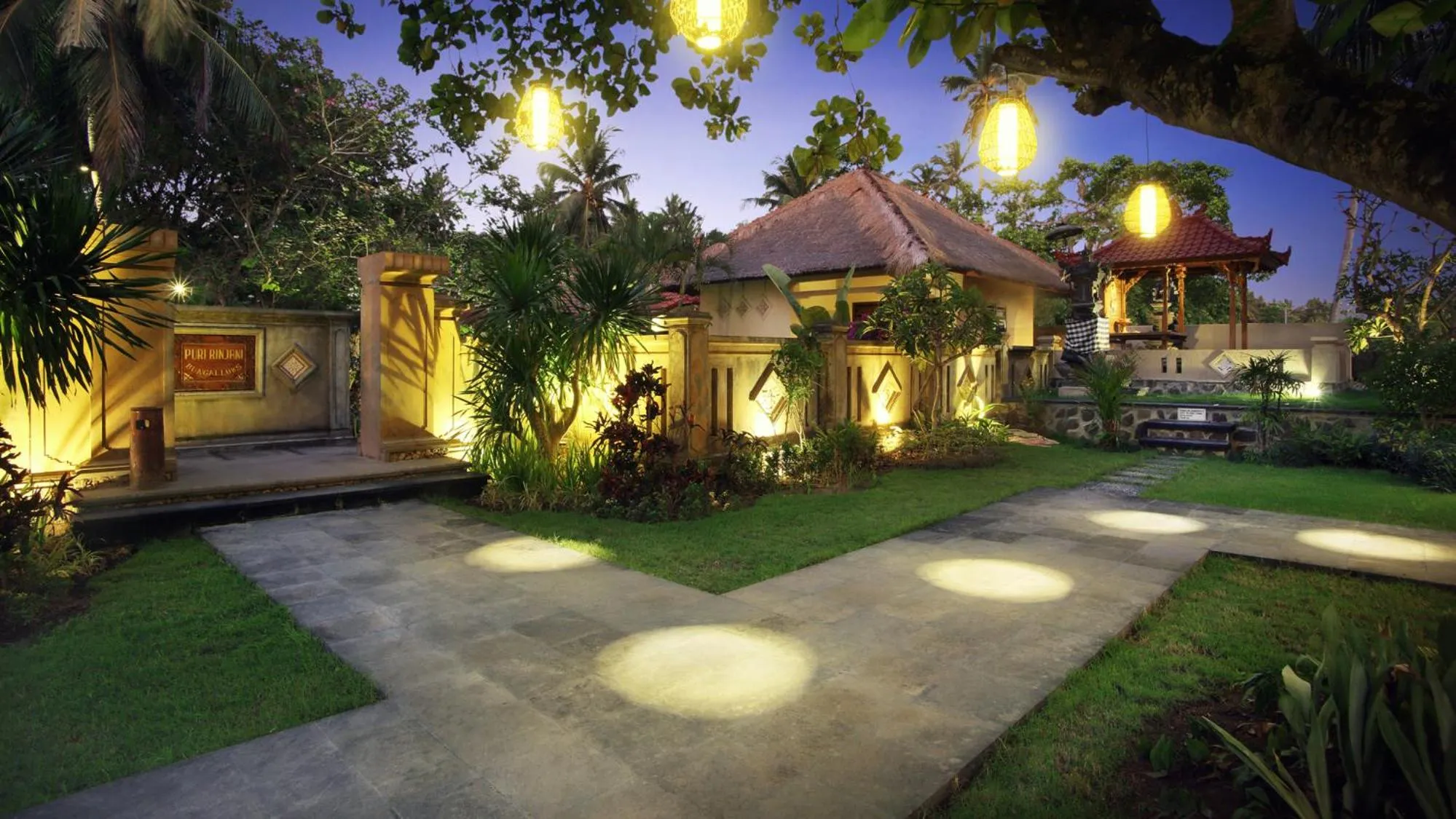 Facade/entrance in Puri Rinjani Bungalows & Hostel
