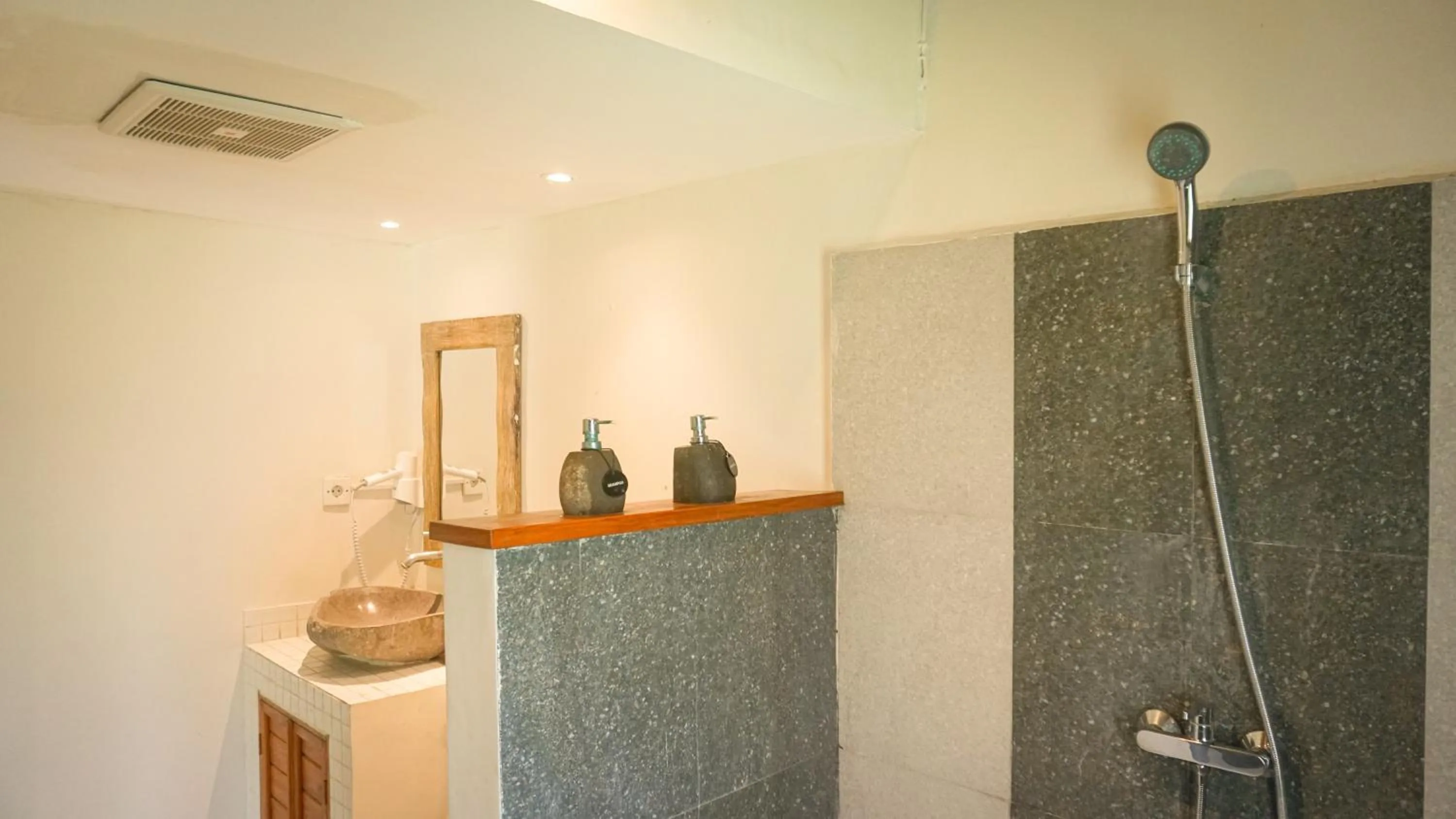 Bathroom in Puri Rinjani Bungalows