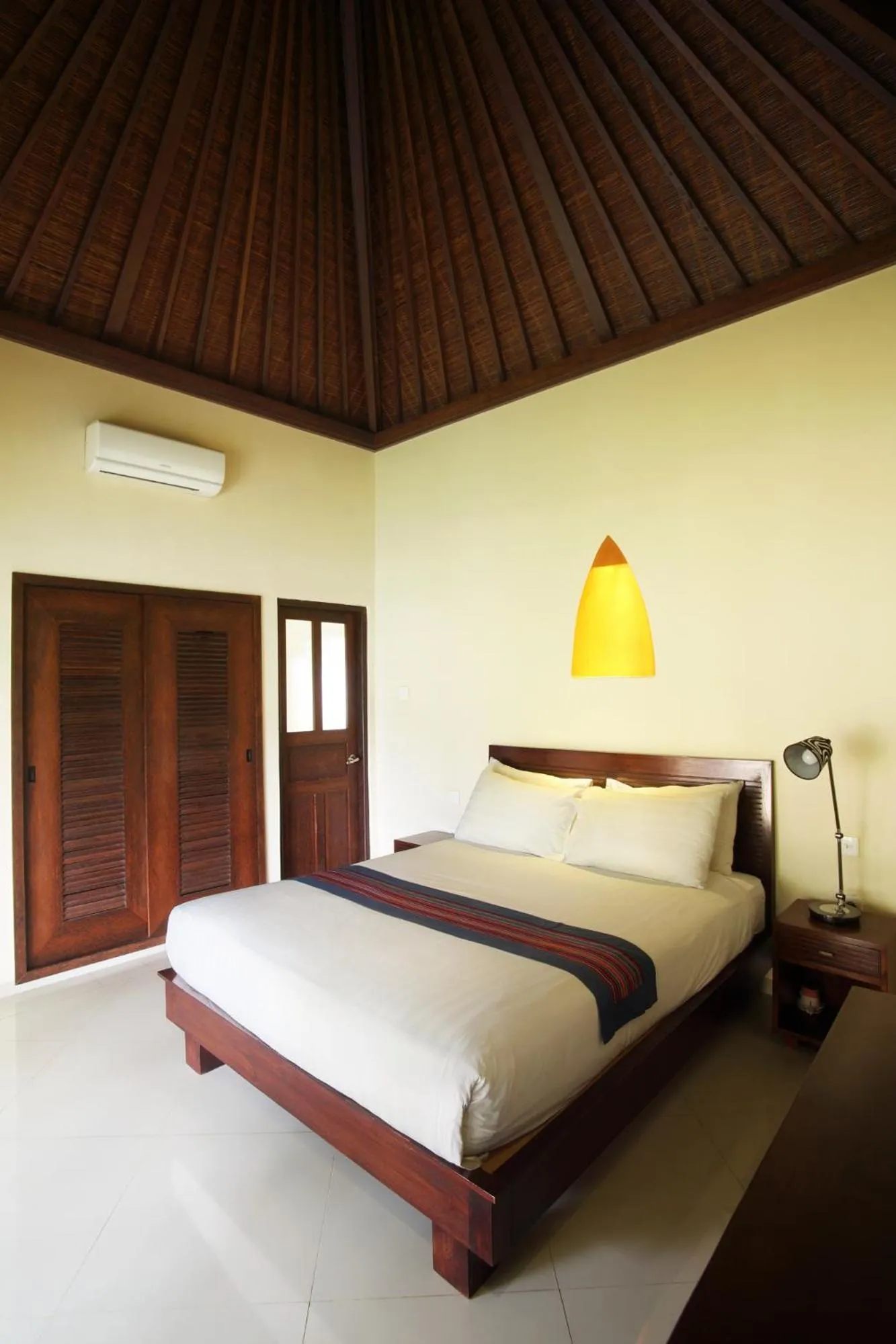 Bed in Puri Rinjani Bungalows & Hostel