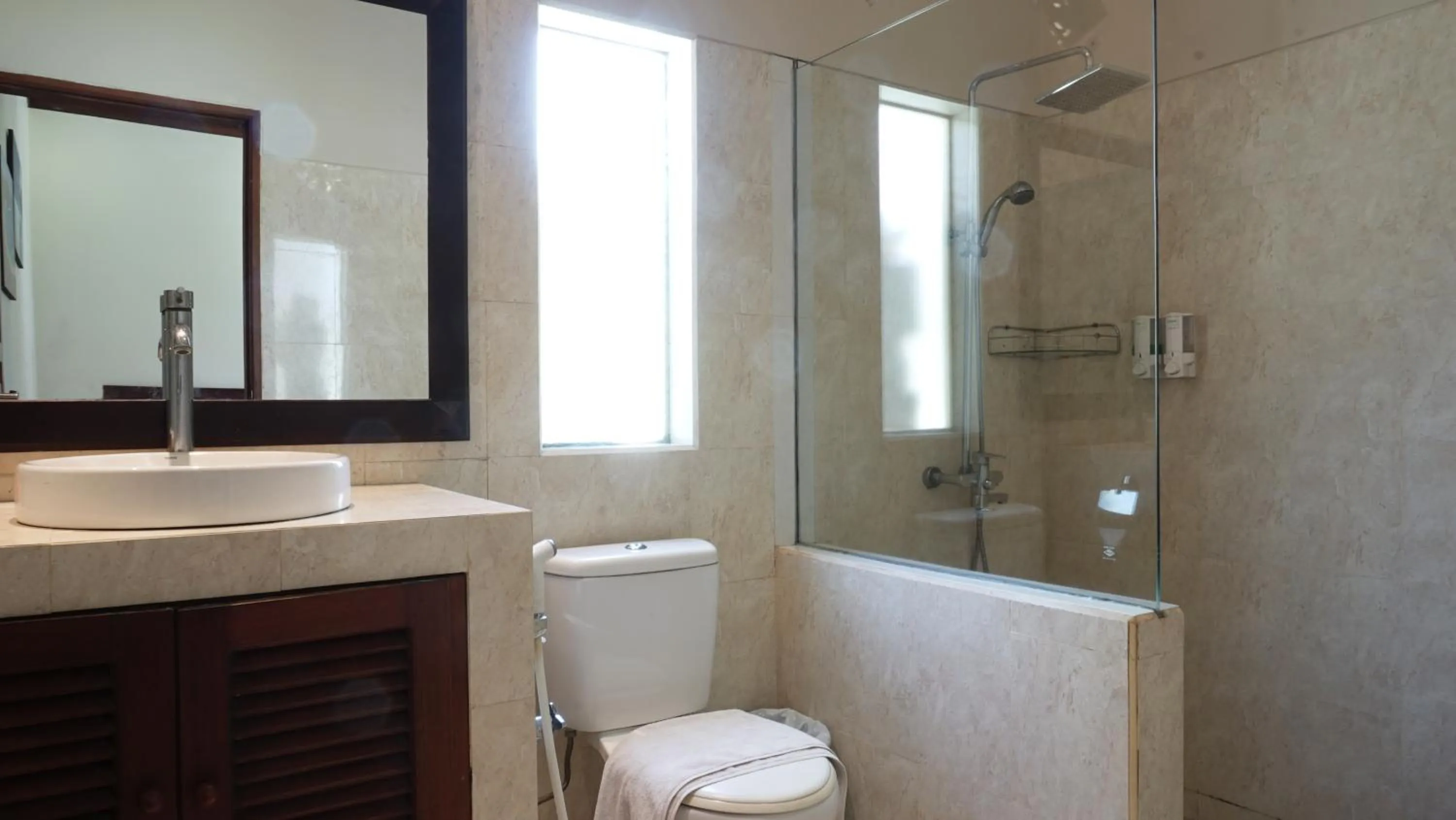 Bathroom in Puri Rinjani Bungalows & Hostel