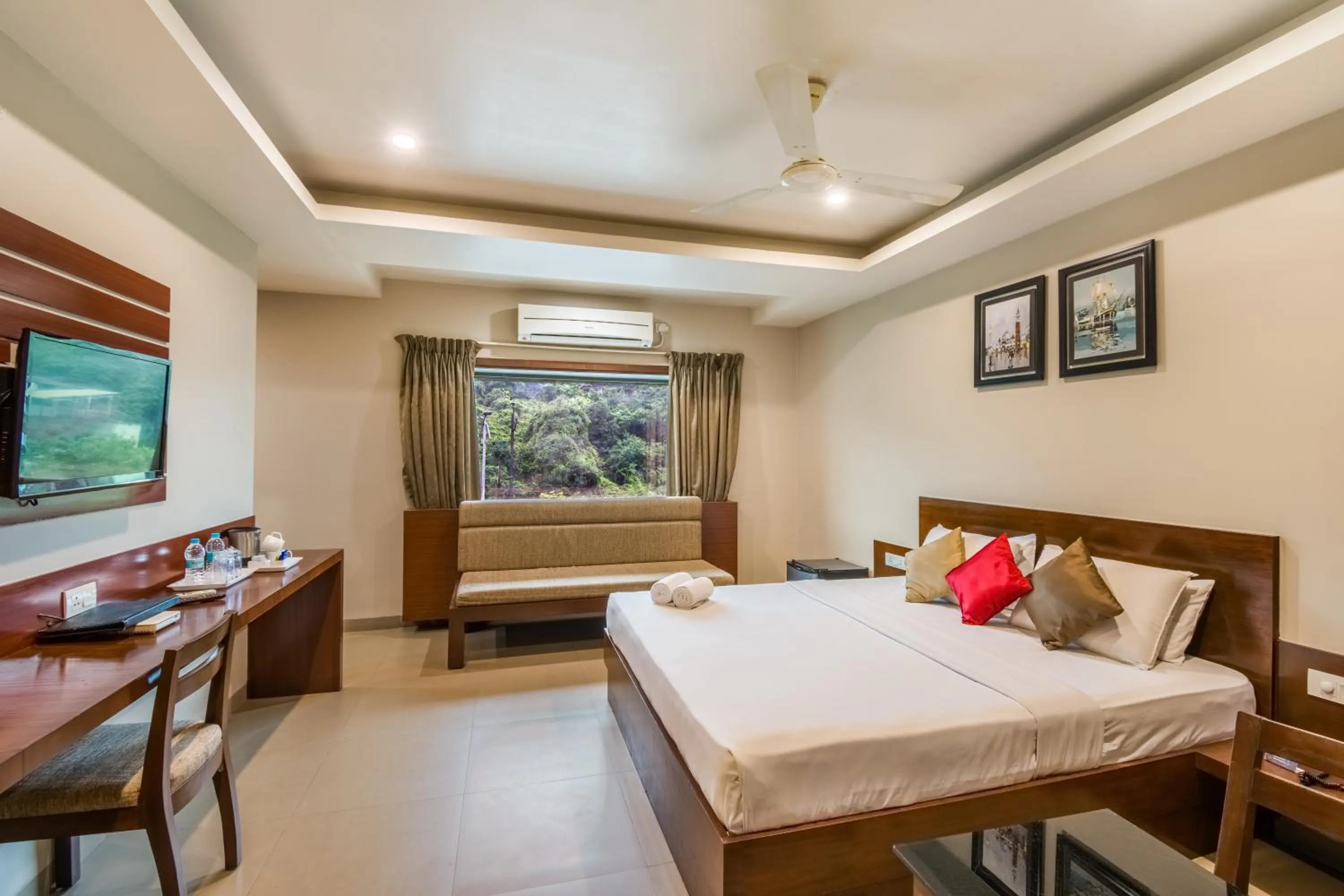 Photo of the whole room, Bed in Five Elements