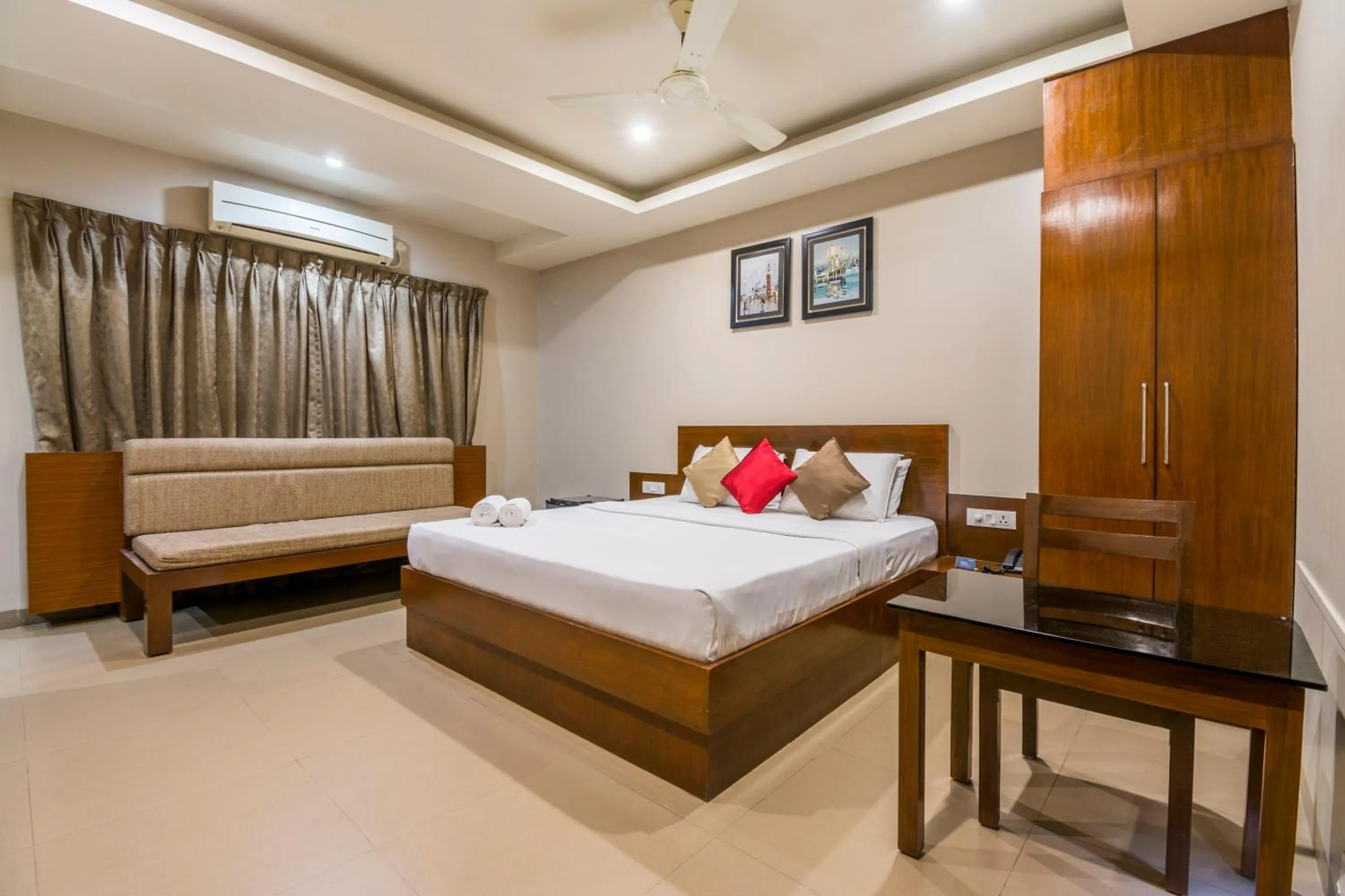 Photo of the whole room, Bed in Five Elements