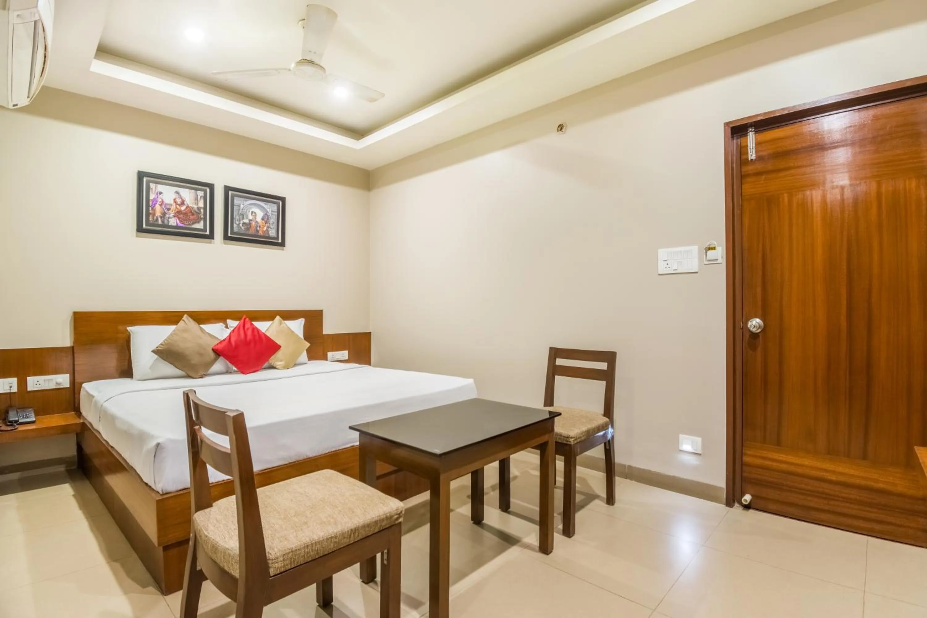 Photo of the whole room, Bed in Five Elements