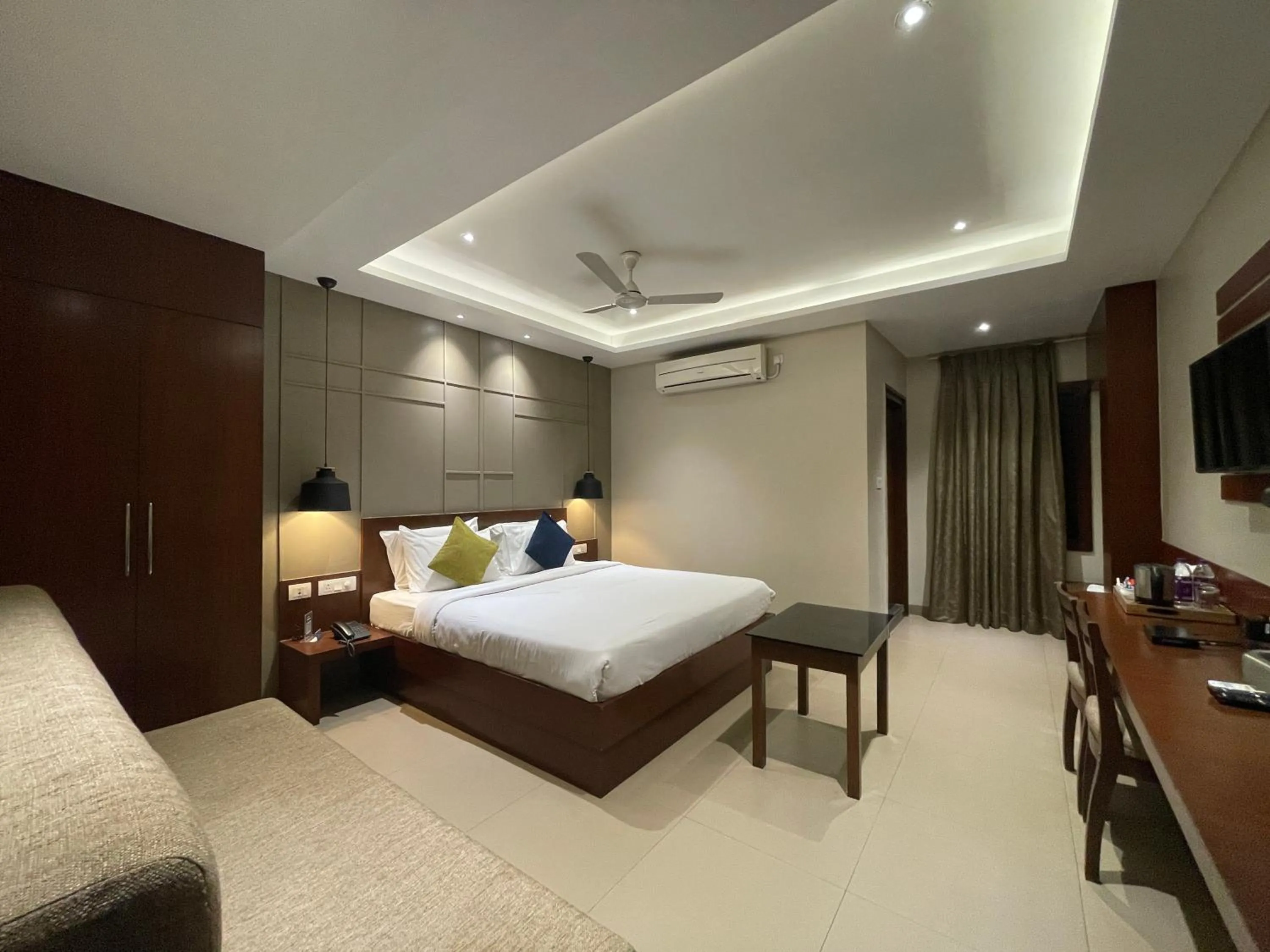 Photo of the whole room, Bed in Five Elements