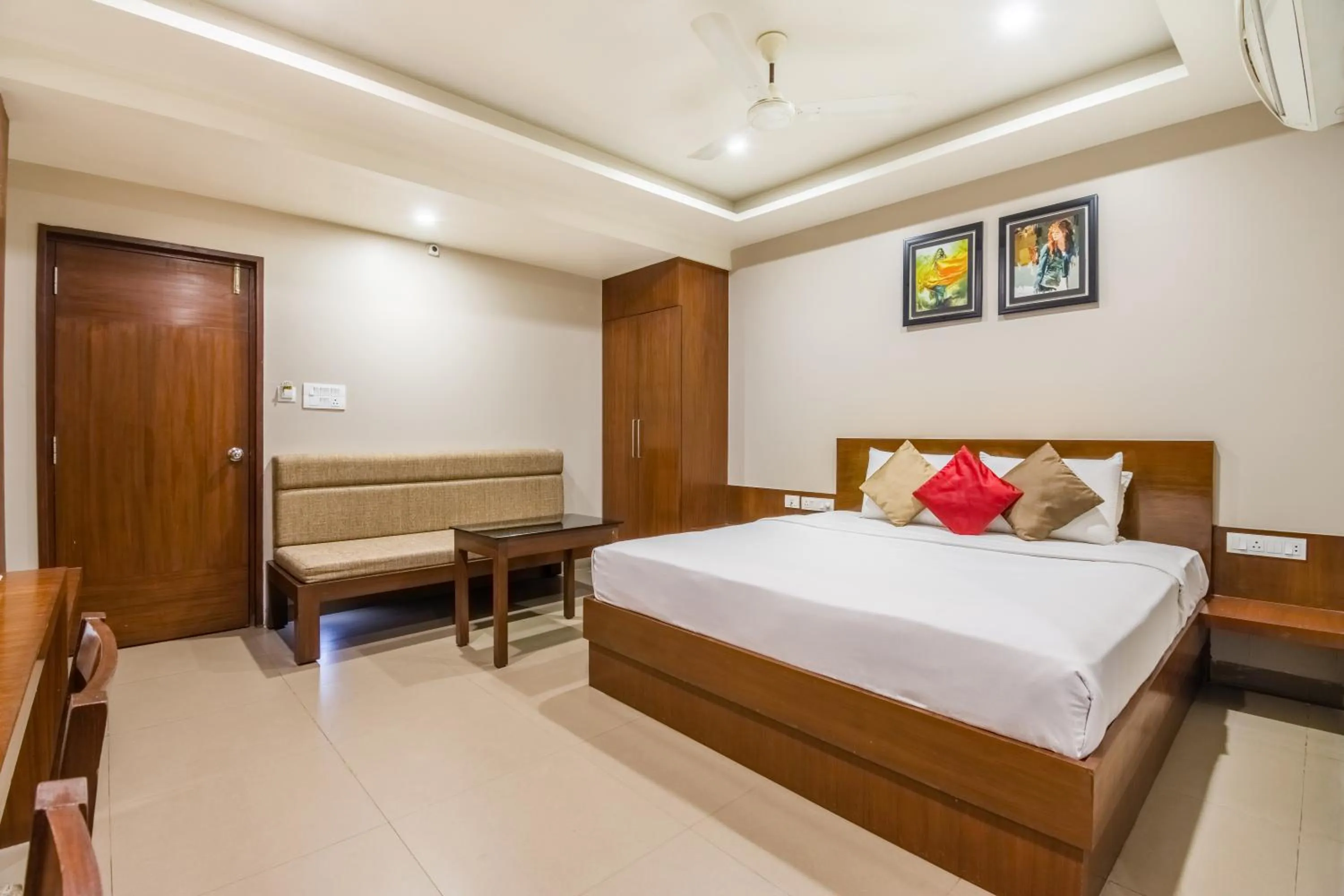 Photo of the whole room, Bed in Five Elements