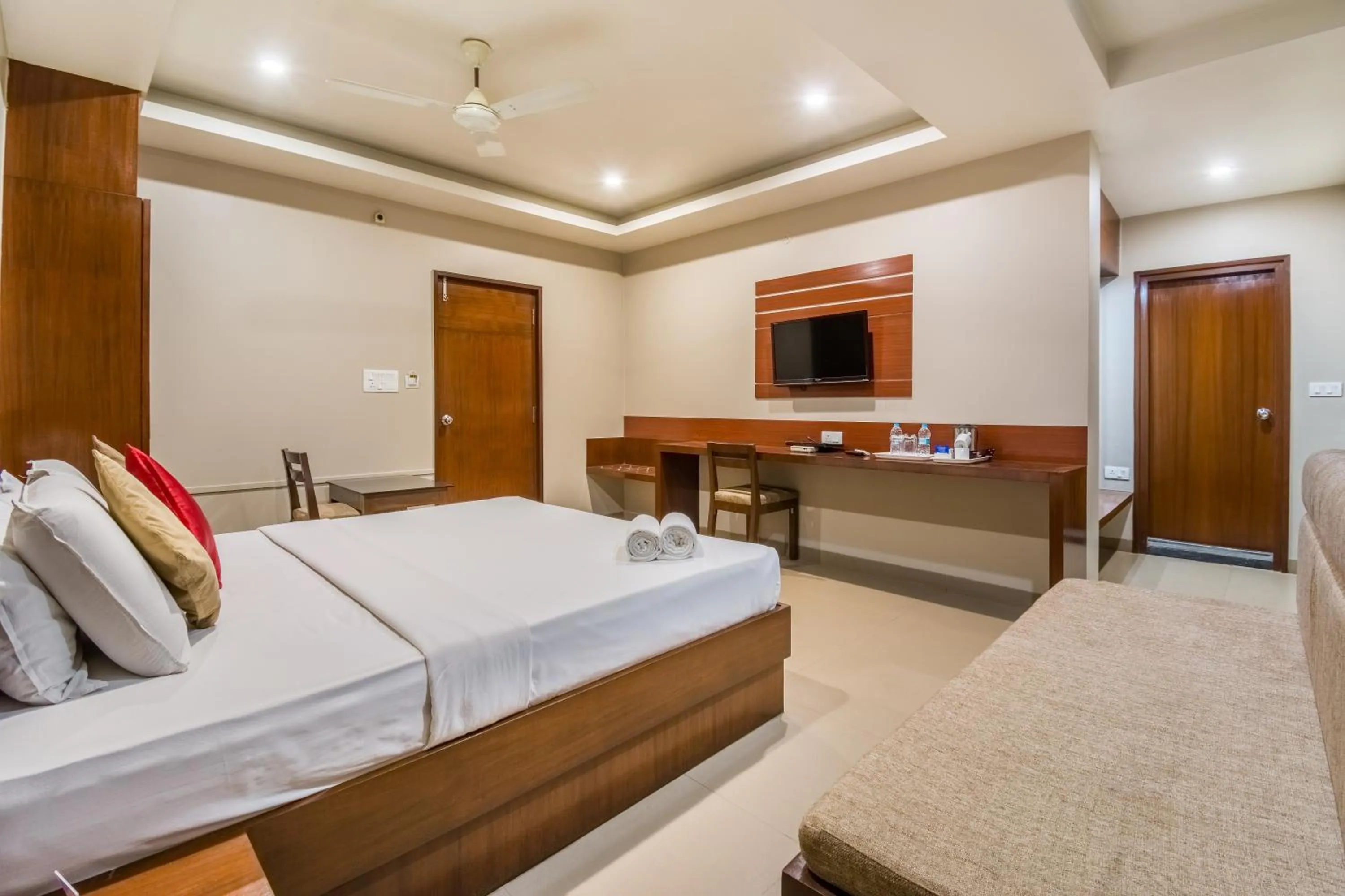 Photo of the whole room, Bed in Five Elements