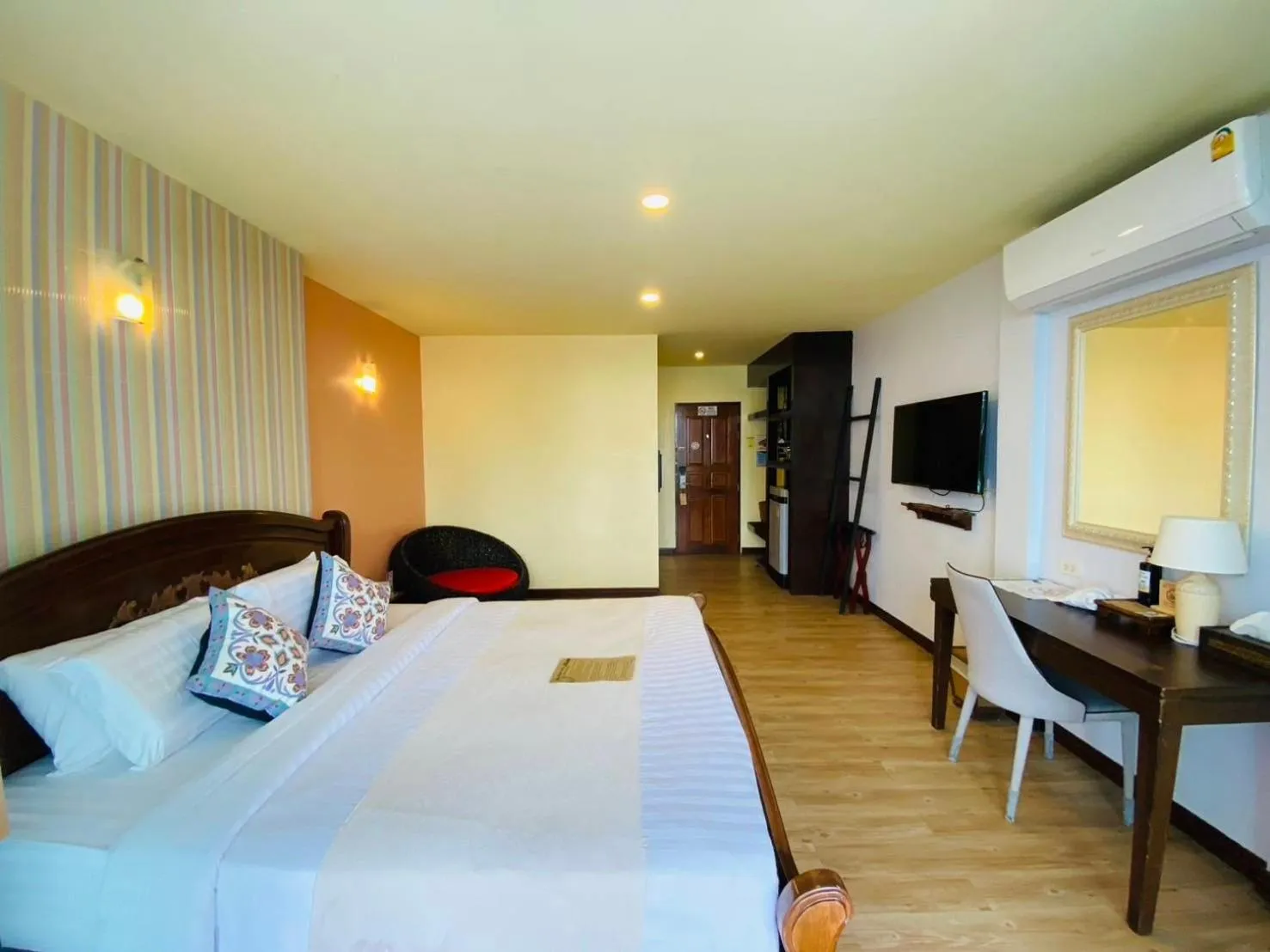 Photo of the whole room, Bed in Talay Sai @ Thung Wua Laen