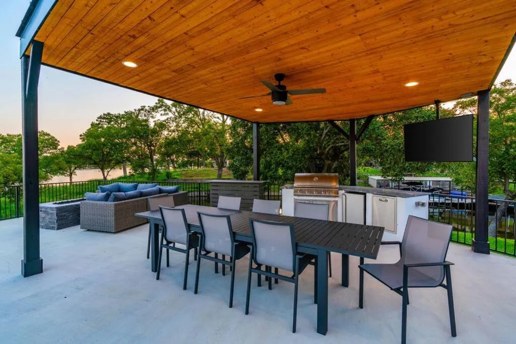 Lakefront Home Insane Views - Pool Spa Gameroom