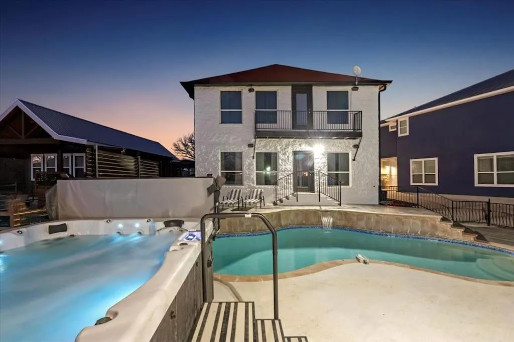 Lakefront Home Insane Views - Pool Spa Gameroom