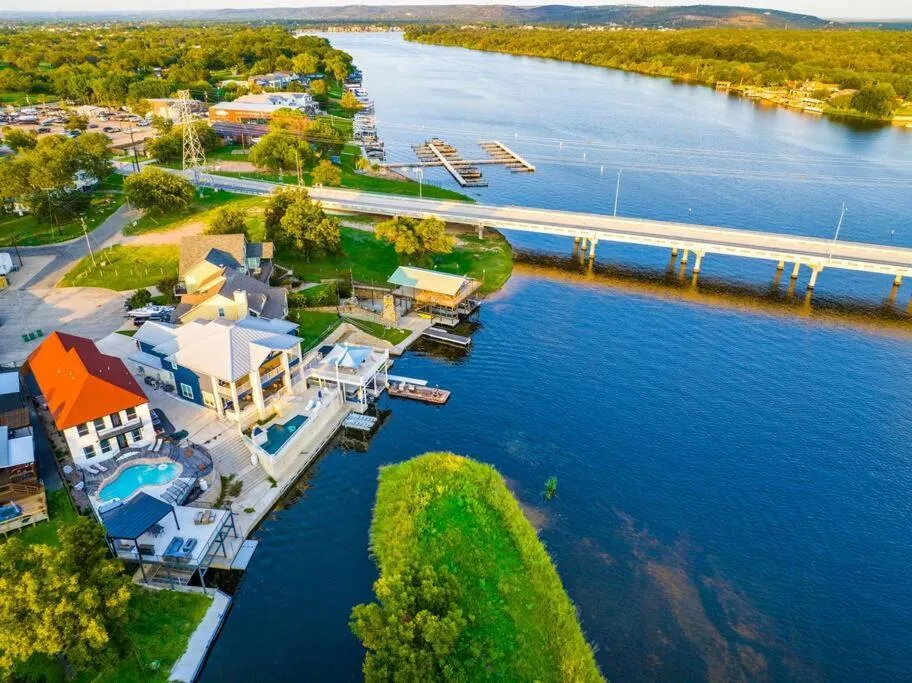 Lakefront Home Insane Views - Pool Spa Gameroom