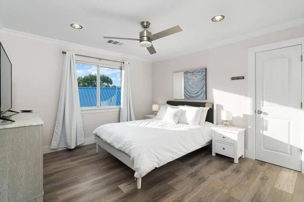 Bed in Lakefront Home Insane Views - Pool Spa Gameroom