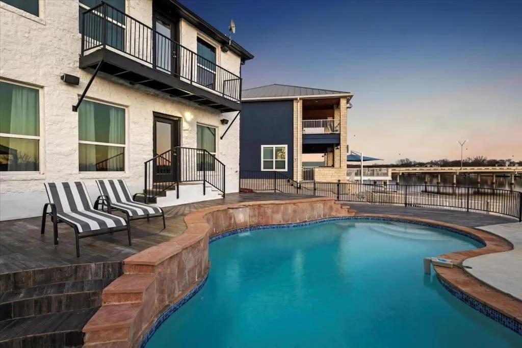 Lakefront Home Insane Views - Pool Spa Gameroom