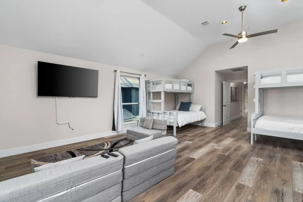 Bed in Lakefront Home Insane Views - Pool Spa Gameroom