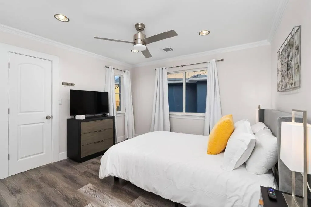 Bed in Lakefront Home Insane Views - Pool Spa Gameroom