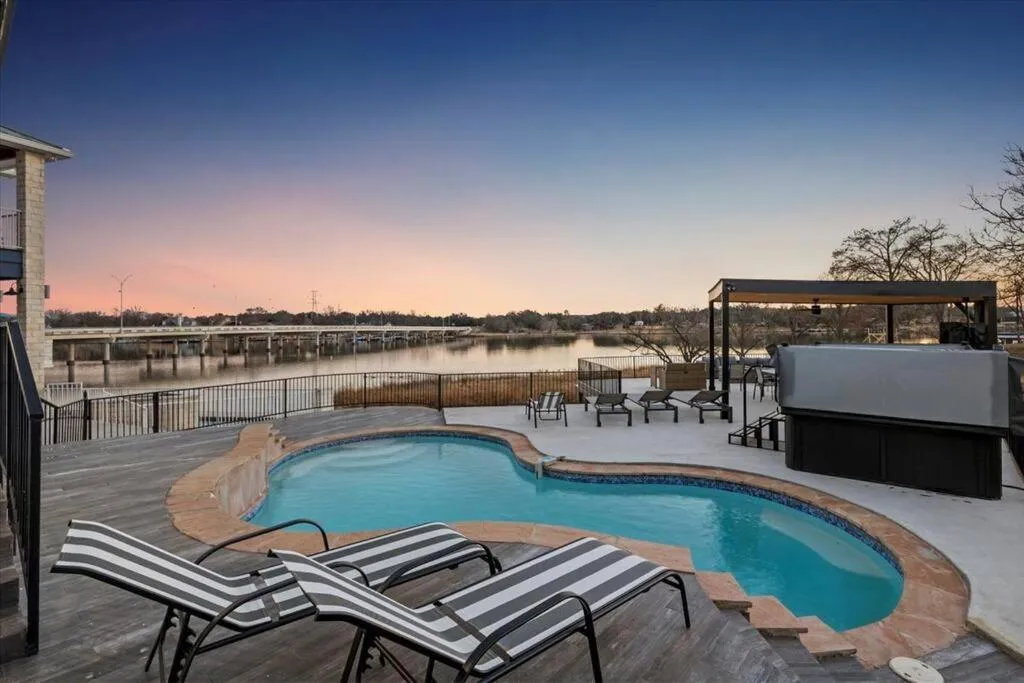 Lakefront Home Insane Views - Pool Spa Gameroom