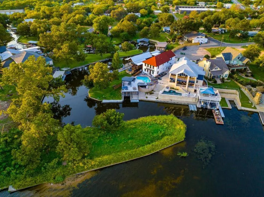 Lakefront Home Insane Views - Pool Spa Gameroom