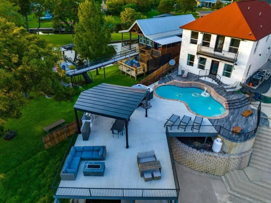 Lakefront Home Insane Views - Pool Spa Gameroom