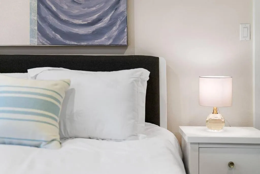 Bed in Lakefront Home Insane Views - Pool Spa Gameroom