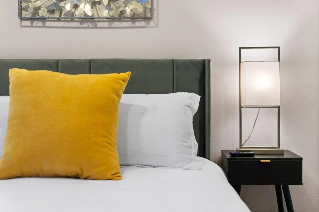 Bed in Lakefront Home Insane Views - Pool Spa Gameroom