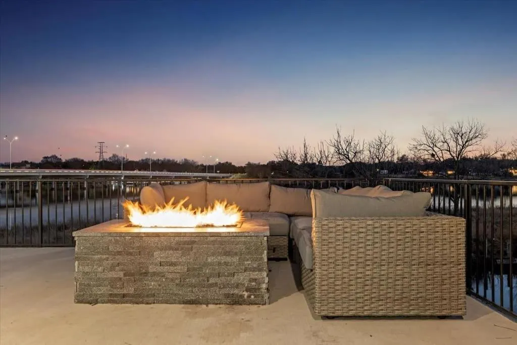 Lakefront Home Insane Views - Pool Spa Gameroom