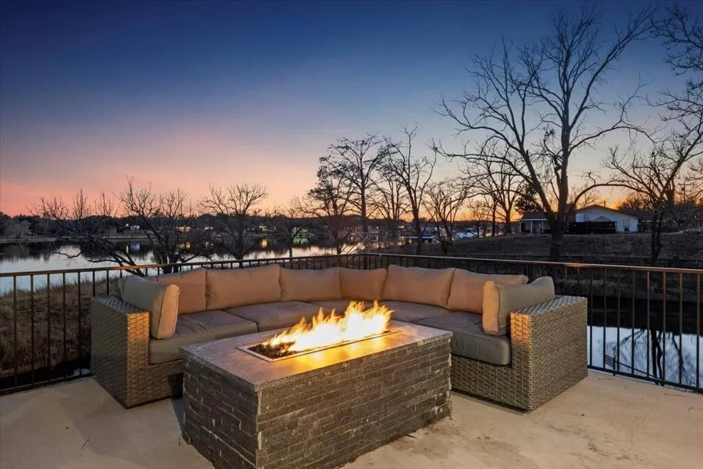 Lakefront Home Insane Views - Pool Spa Gameroom