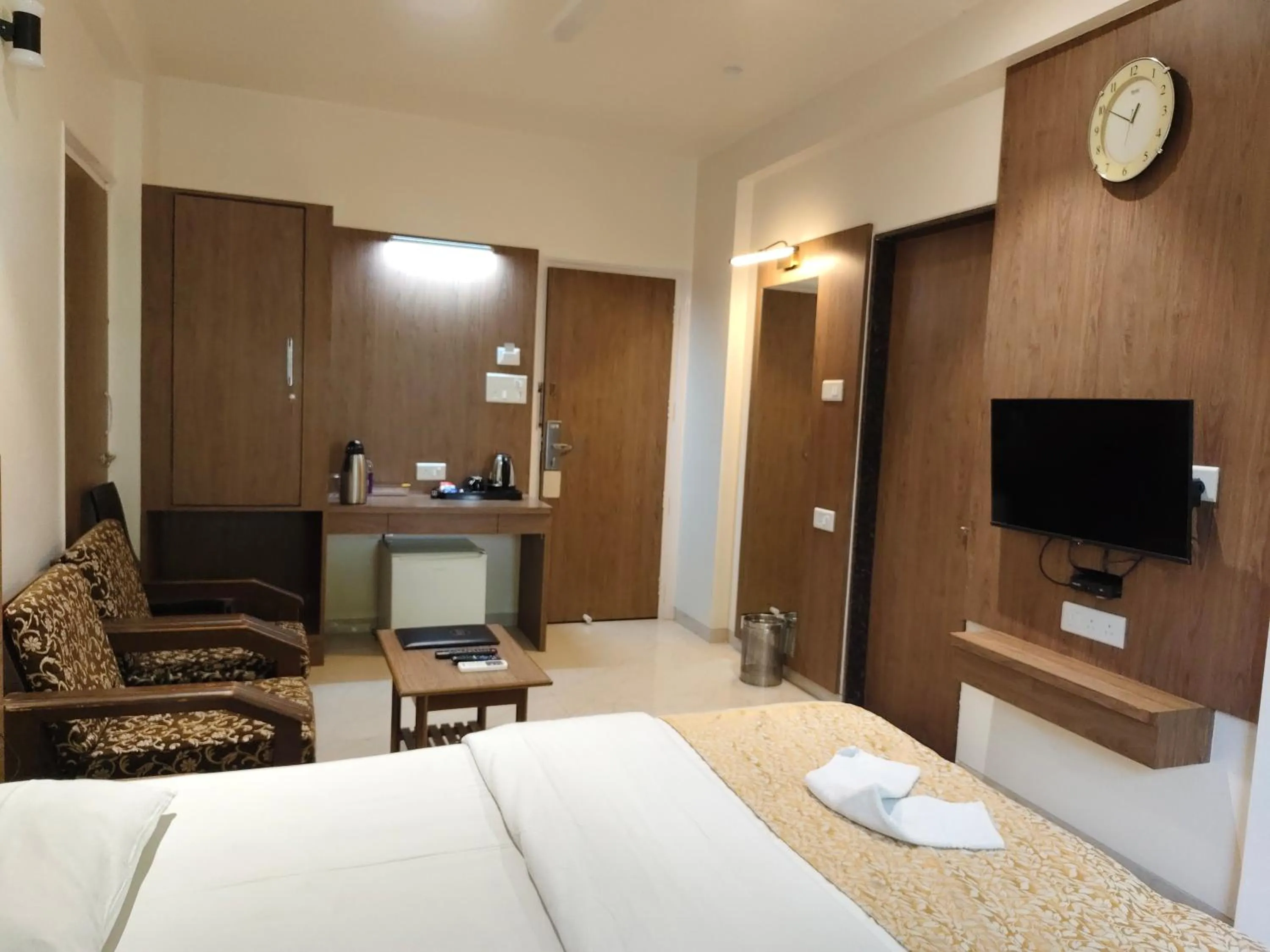 TV and multimedia, Bed in Hotel Shreyas