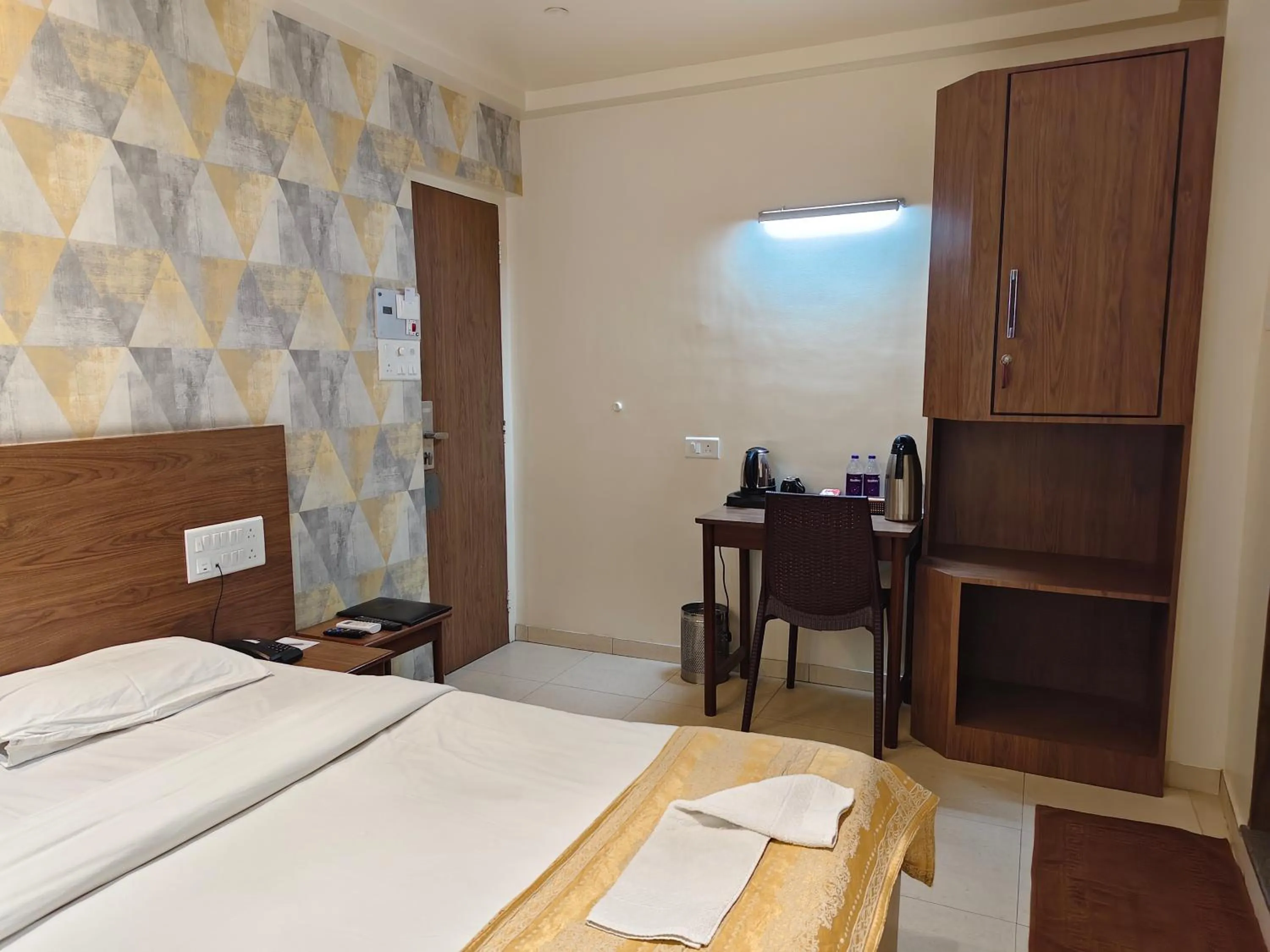 wardrobe, Bed in Hotel Shreyas