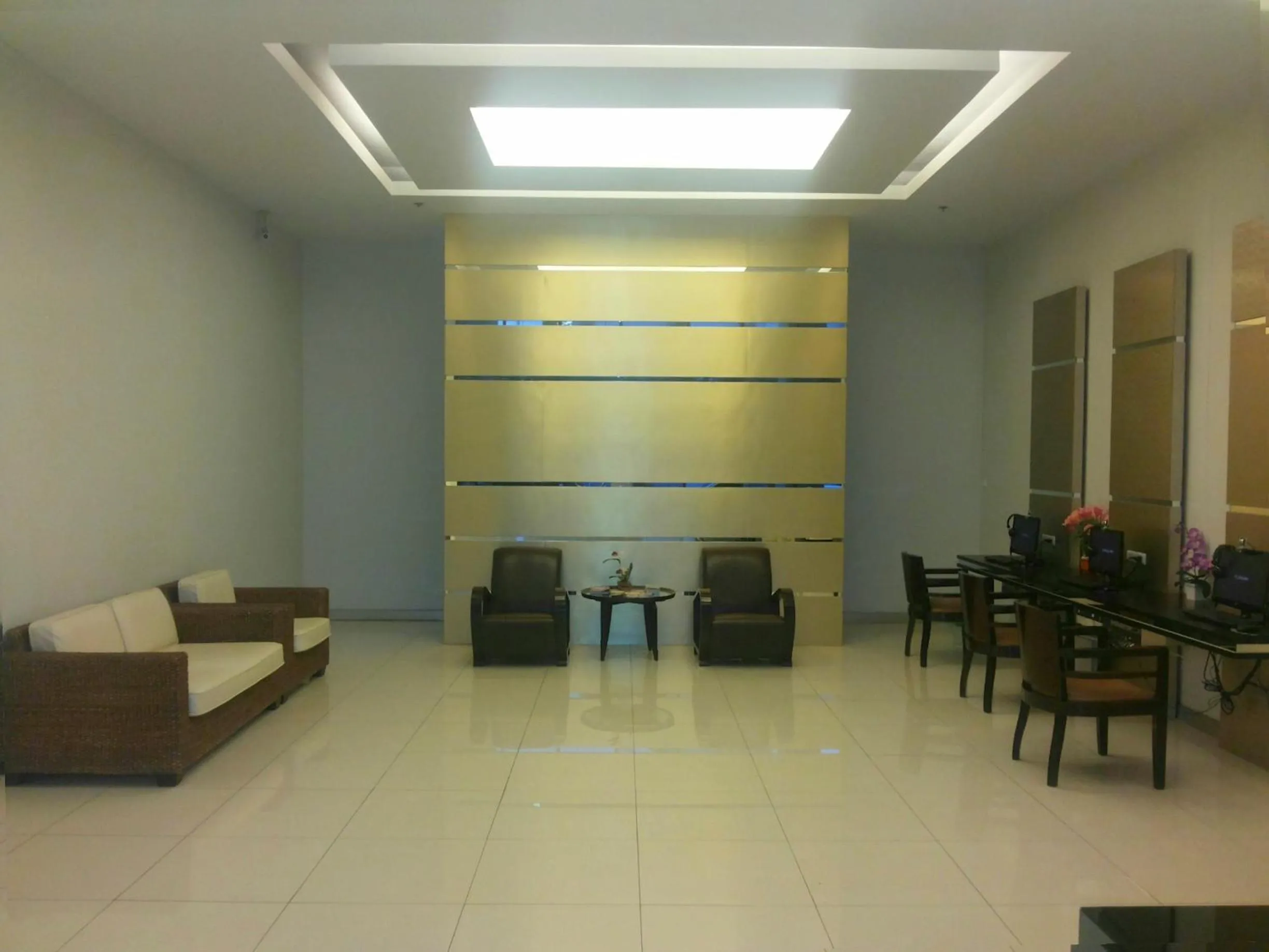 Lobby or reception in Patong Tower by United 21 Thailand