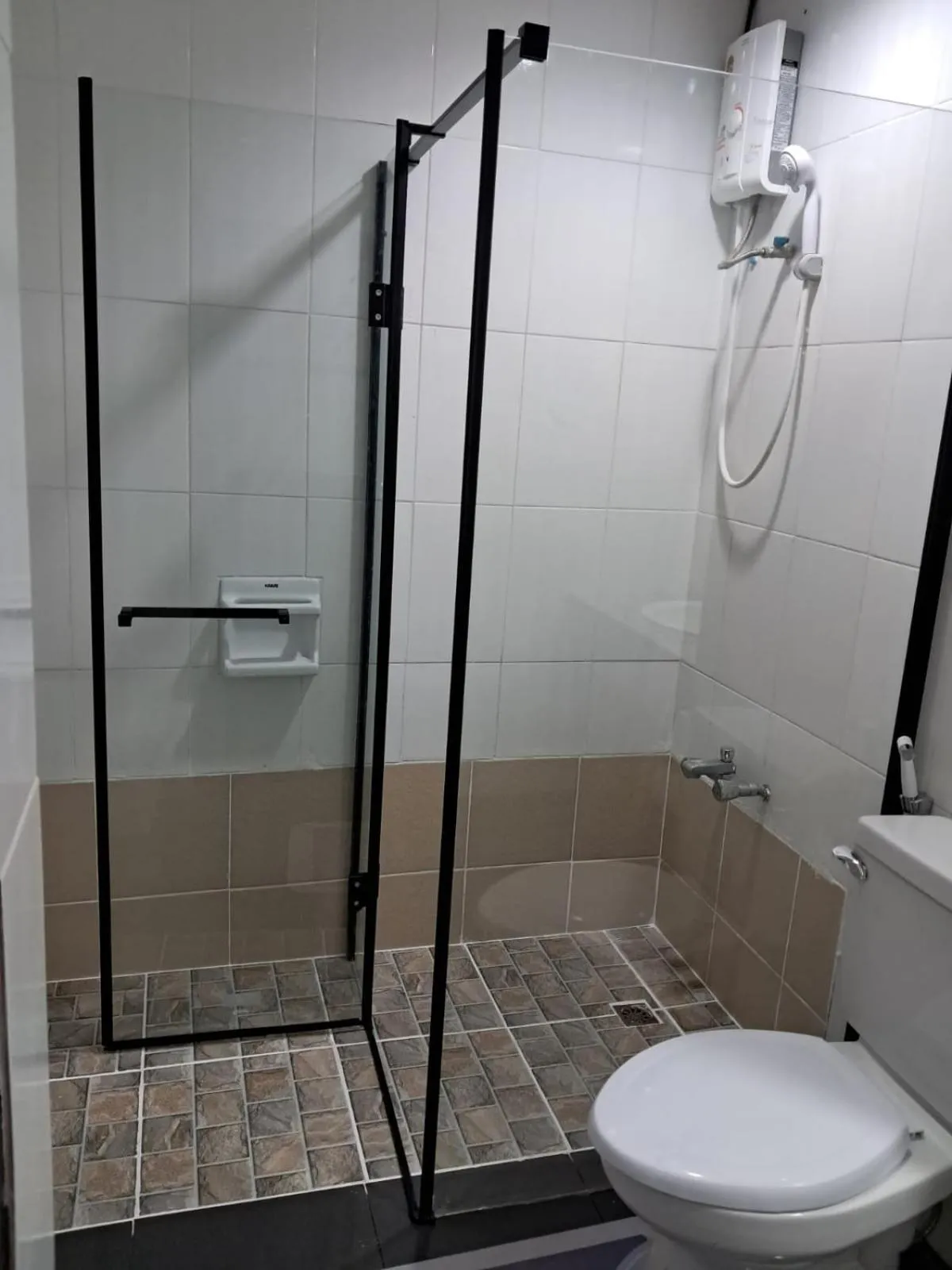 Shower in Patong Tower by United 21 Thailand