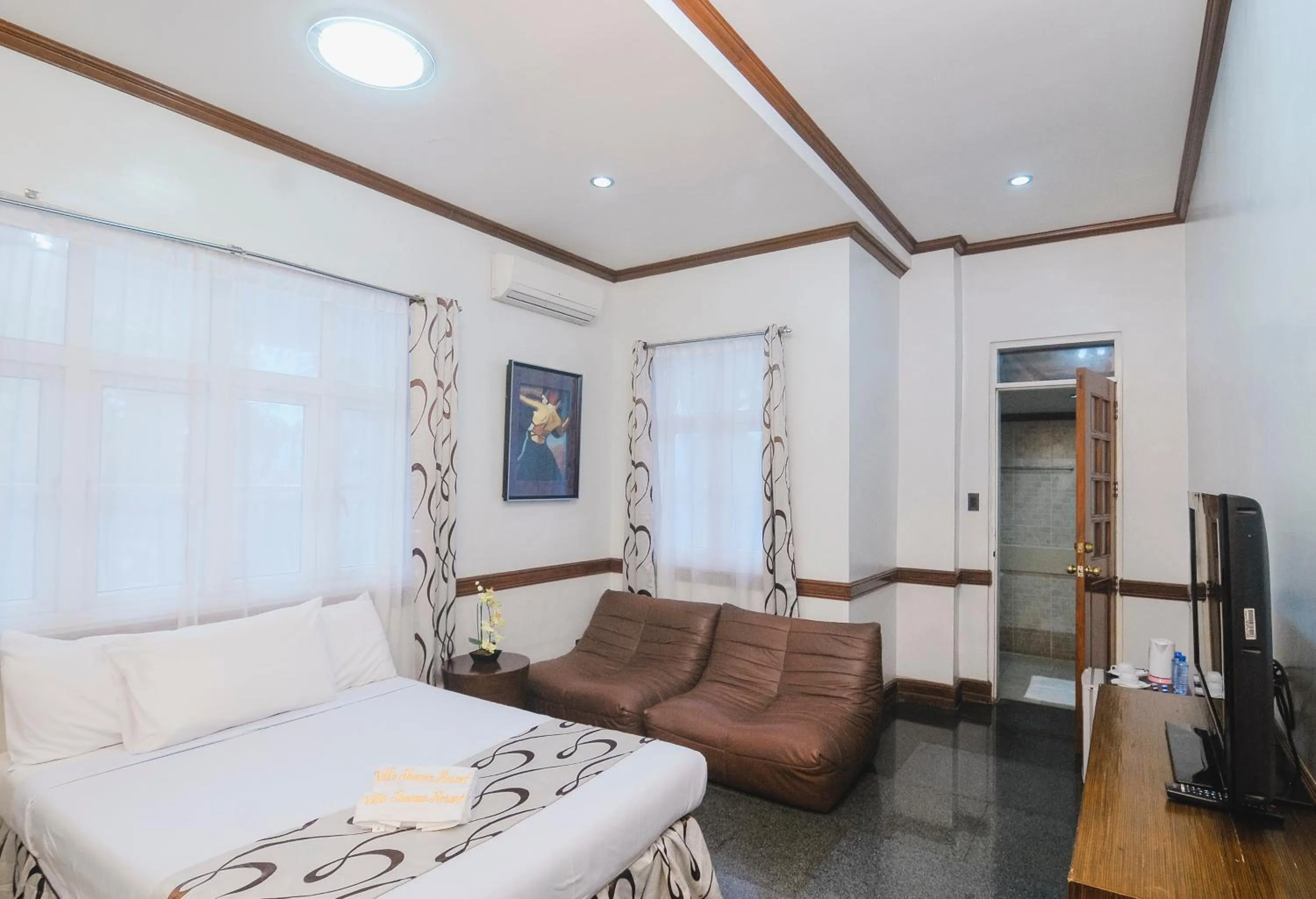 Photo of the whole room, Bed in Villa Jhoana Resort