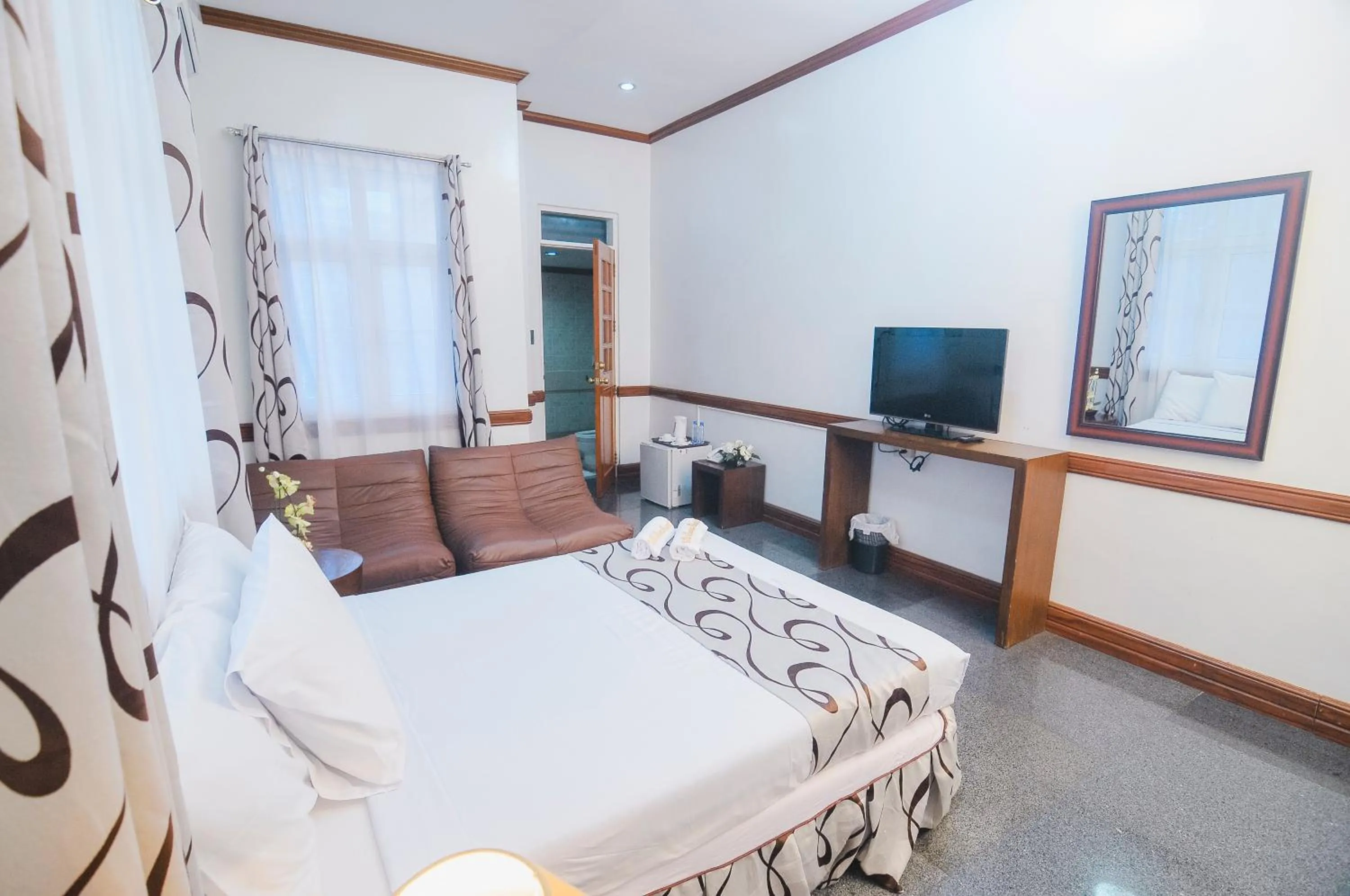 Photo of the whole room, Bed in Villa Jhoana Resort