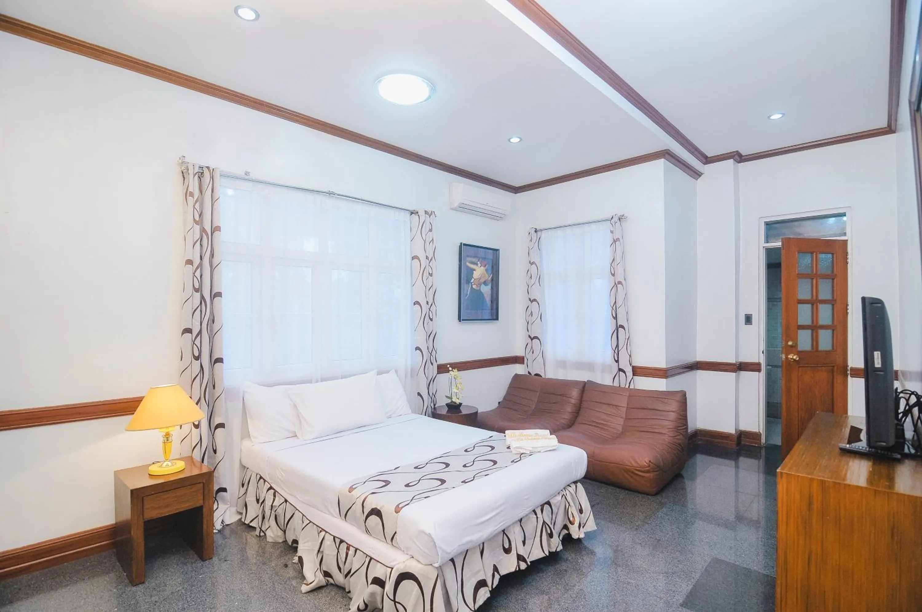 Photo of the whole room, Bed in Villa Jhoana Resort