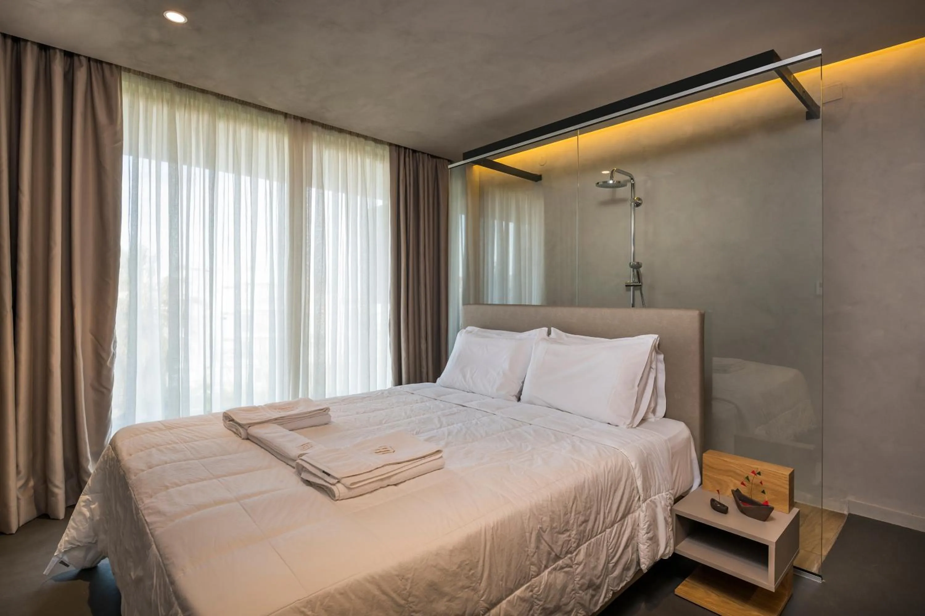 Photo of the whole room, Bed in Icarus Hotel