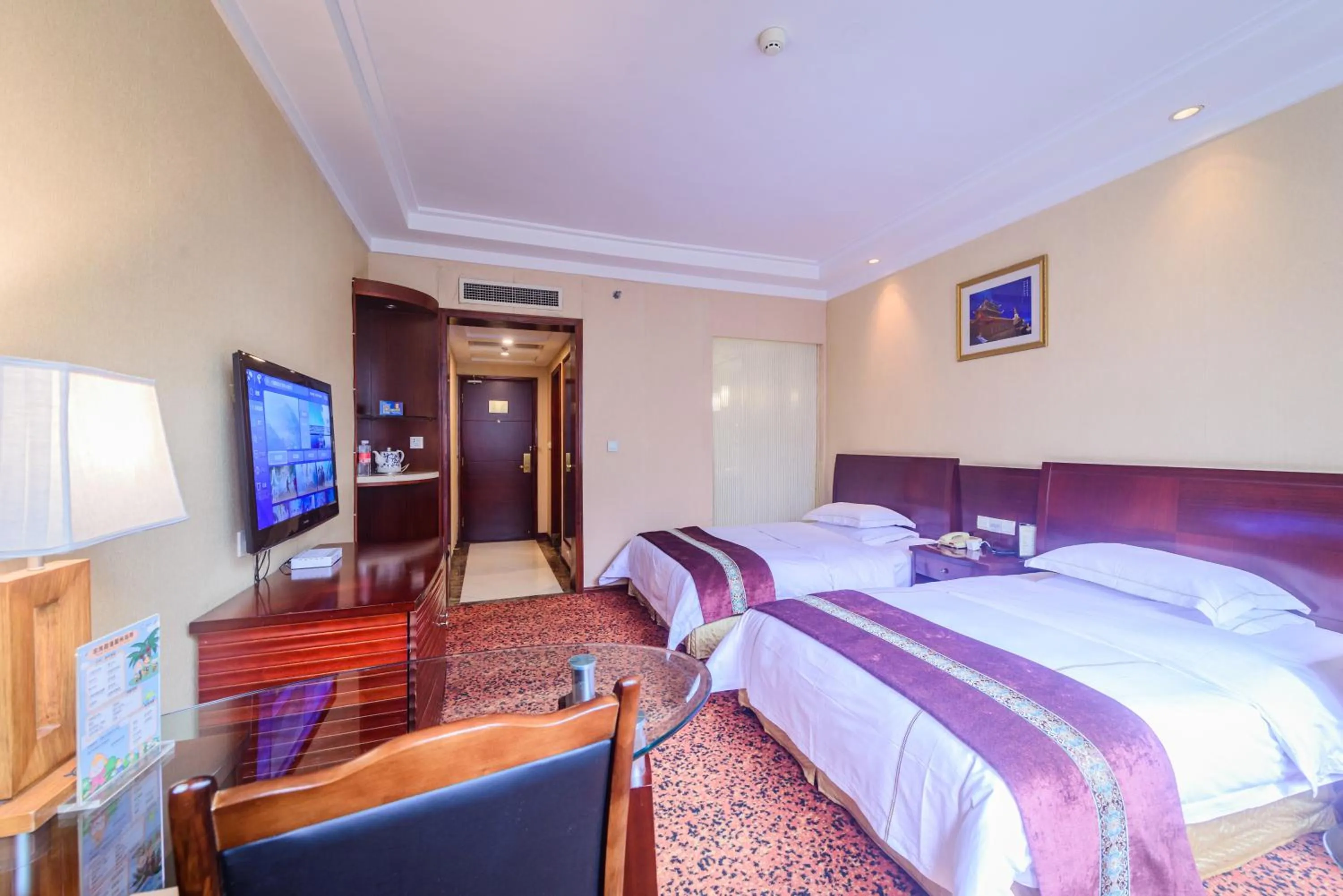 Photo of the whole room, Bed in E-mei Mountain Hotel